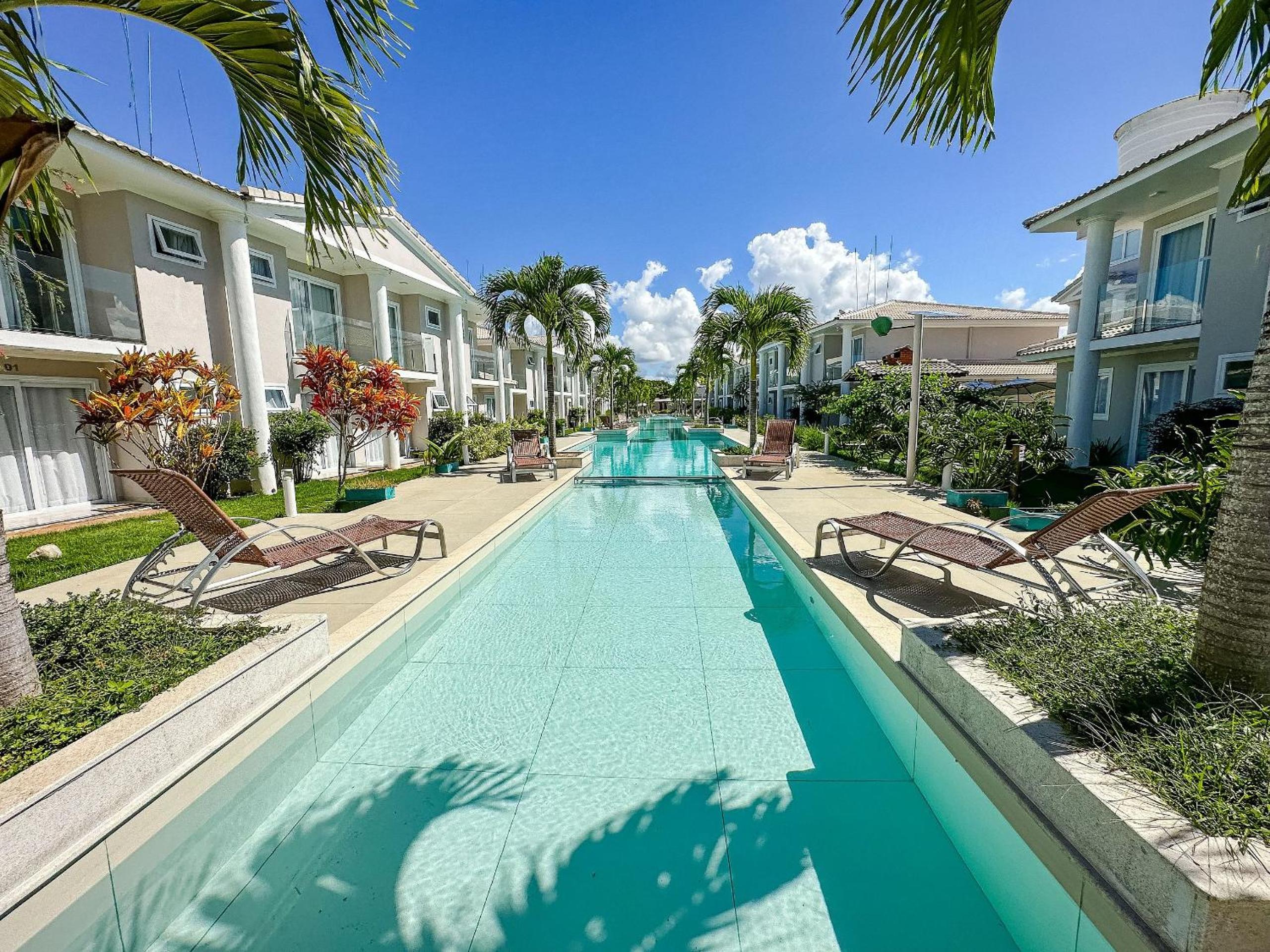 Casa toda climatizada com 2 suítes, gourmet privativo e internet 300MBPS no Residencial Monte das Oliveiras em Arraial D'Ajuda , condomínio com piscinas, s