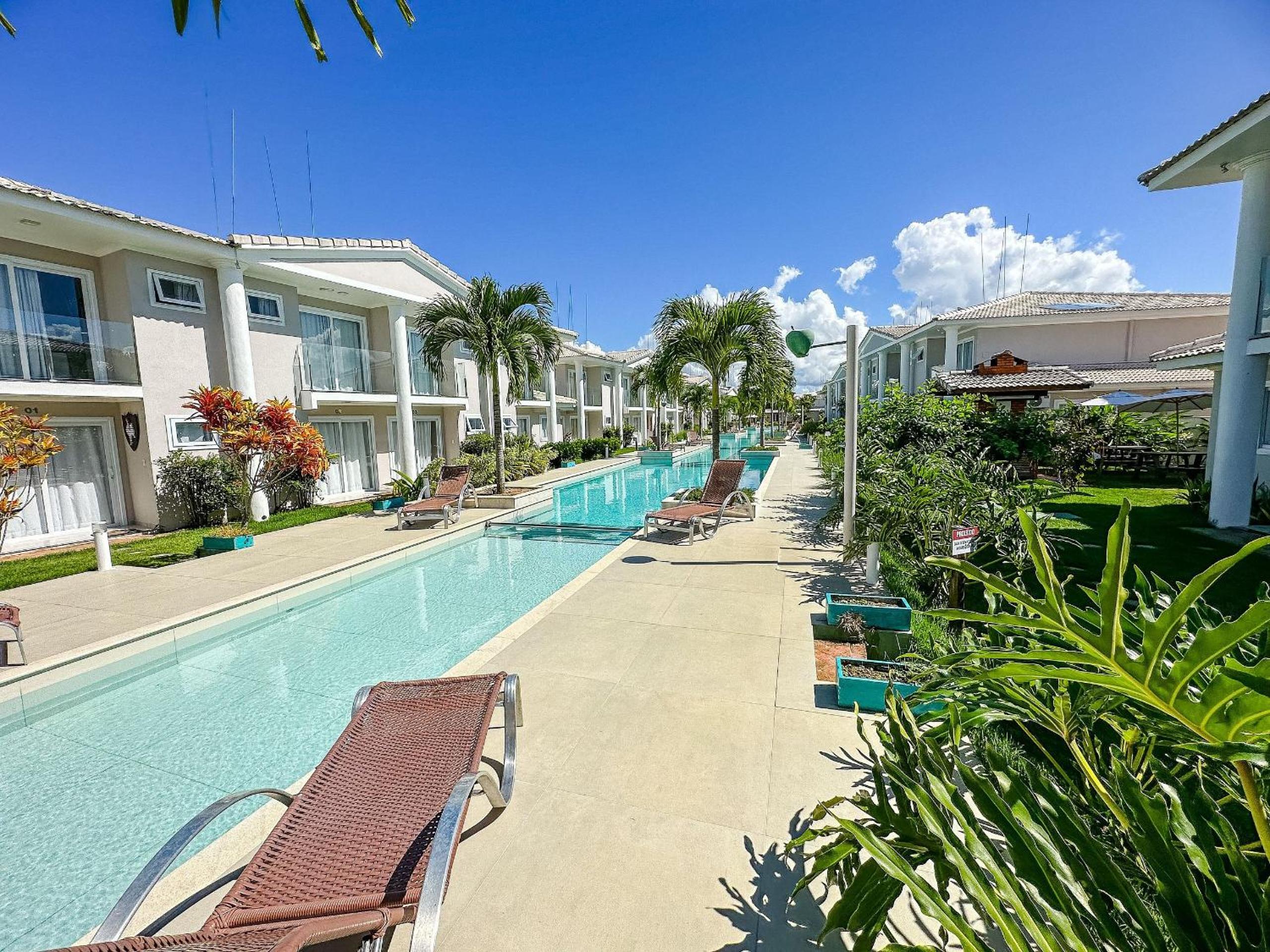 Casa toda climatizada com 2 suítes, gourmet privativo e internet 300MBPS no Residencial Monte das Oliveiras em Arraial D'Ajuda , condomínio com piscinas, s