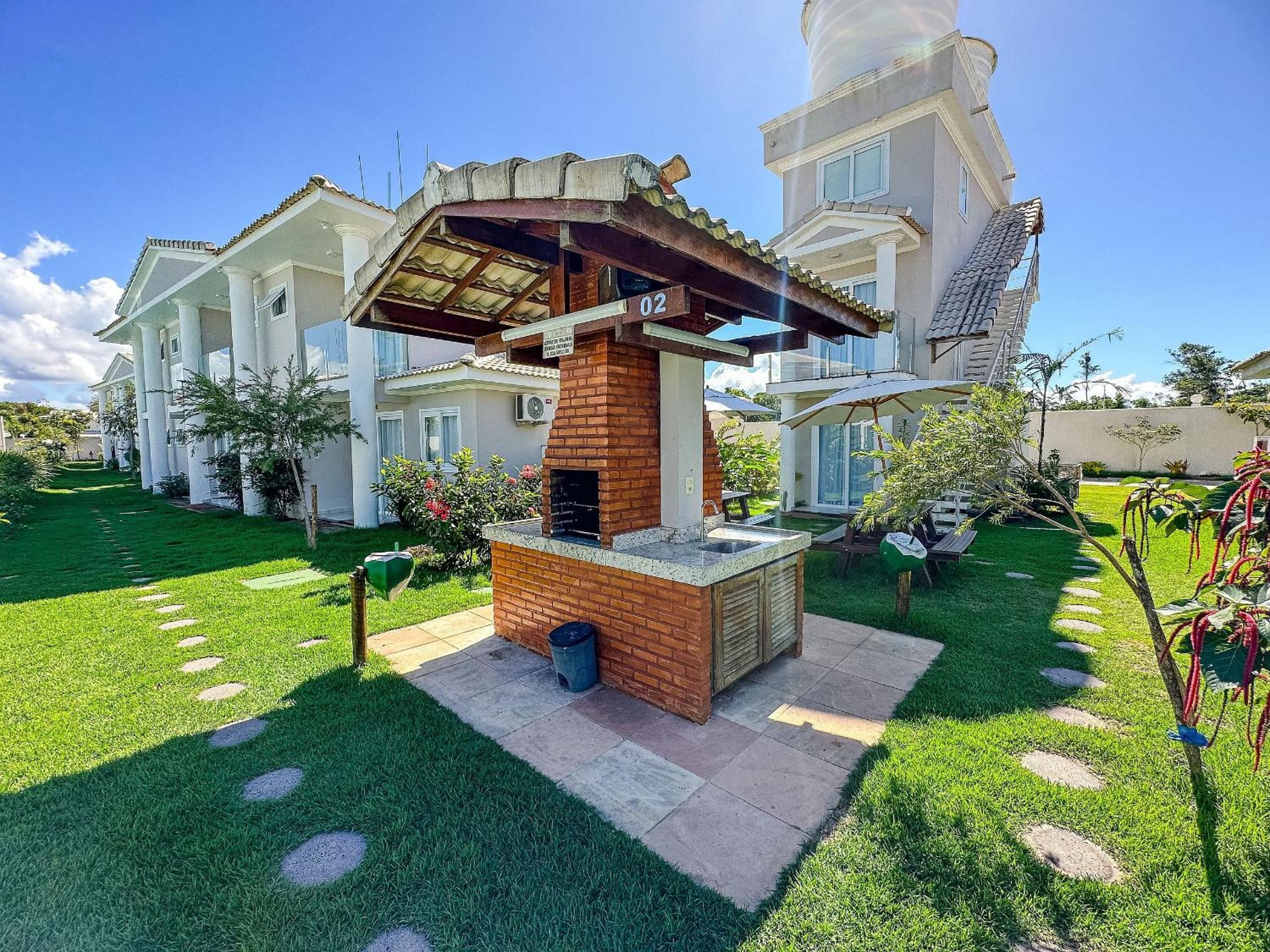 Casa toda climatizada com 2 suítes, gourmet privativo e internet 300MBPS no Residencial Monte das Oliveiras em Arraial D'Ajuda , condomínio com piscinas, s