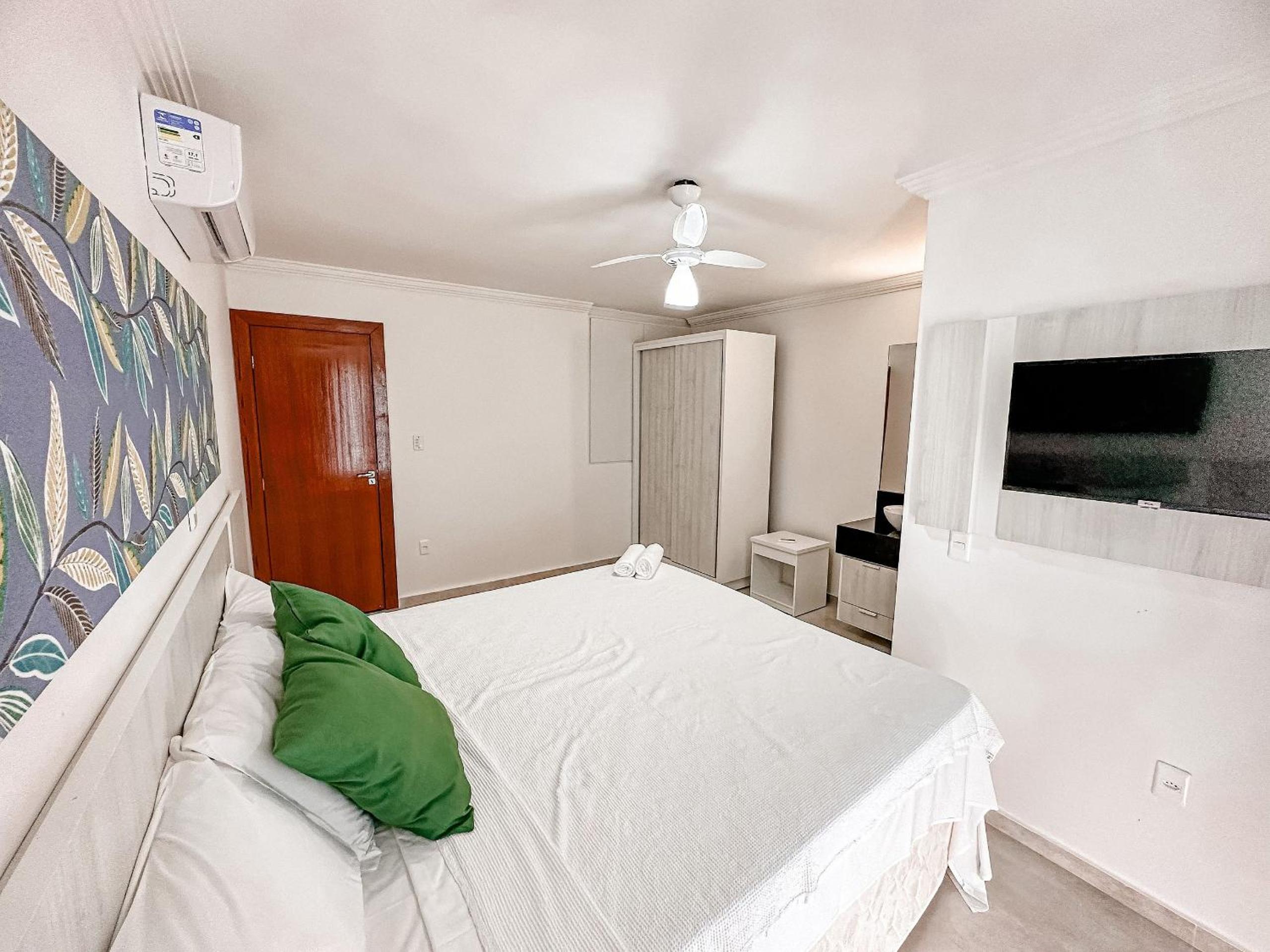 Casa toda climatizada com 2 suítes, gourmet privativo e internet 300MBPS no Residencial Monte das Oliveiras em Arraial D'Ajuda , condomínio com piscinas, s