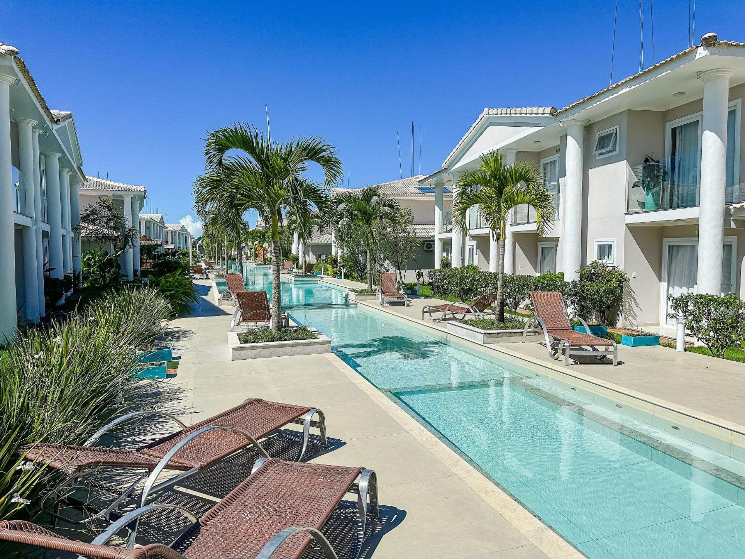 Casa toda climatizada com 2 suítes, gourmet privativo e internet 300MBPS no Residencial Monte das Oliveiras em Arraial D'Ajuda , condomínio com piscinas, s