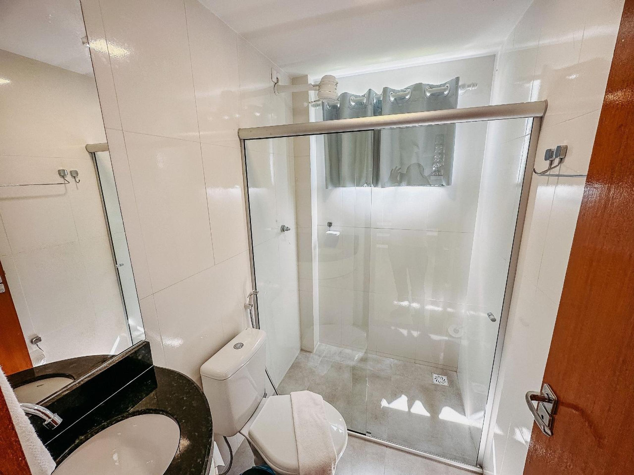 Casa toda climatizada com 2 suítes, gourmet privativo e internet 300MBPS no Residencial Monte das Oliveiras em Arraial D'Ajuda , condomínio com piscinas, s