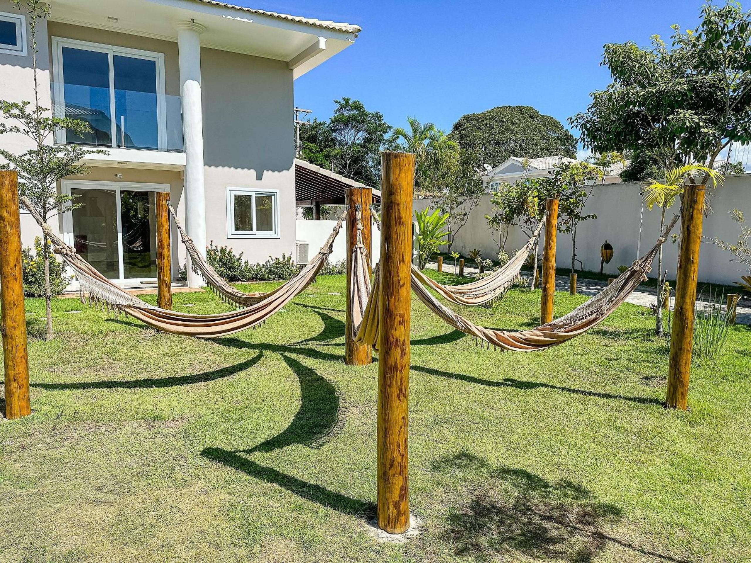 Casa toda climatizada com 2 suítes, gourmet privativo e internet 300MBPS no Residencial Monte das Oliveiras em Arraial D'Ajuda , condomínio com piscinas, s