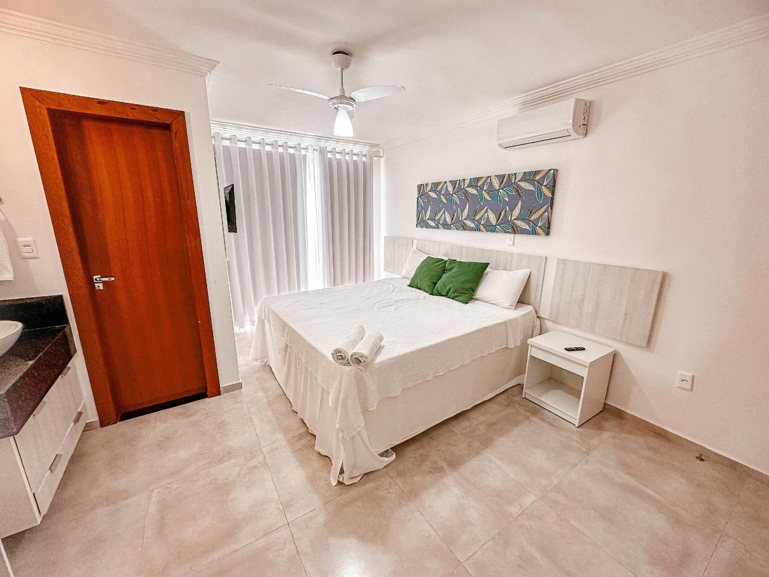 Casa toda climatizada com 2 suítes, gourmet privativo e internet 300MBPS no Residencial Monte das Oliveiras em Arraial D'Ajuda , condomínio com piscinas, s