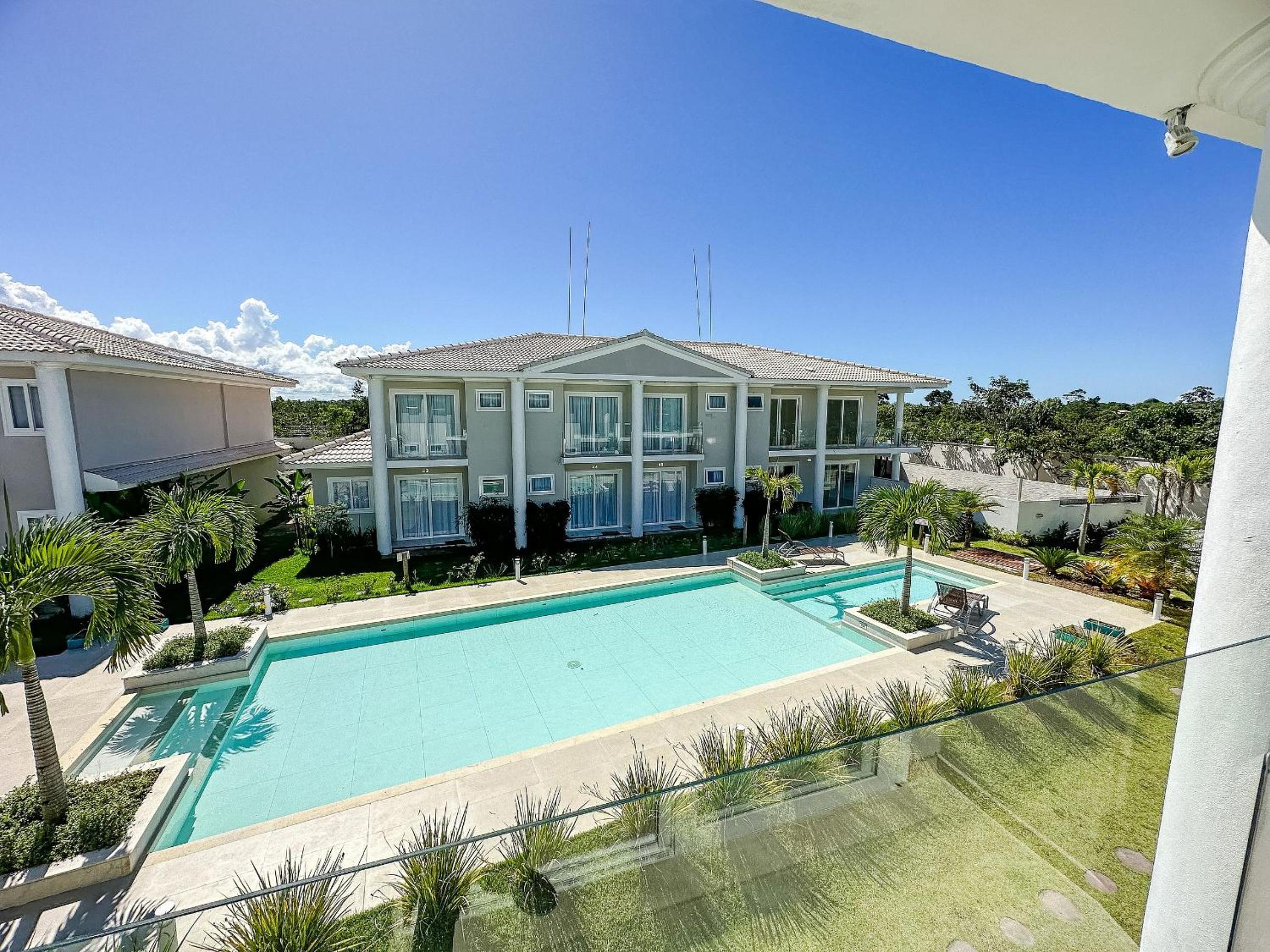 Casa toda climatizada com 2 suítes, gourmet privativo e internet 300MBPS no Residencial Monte das Oliveiras em Arraial D'Ajuda , condomínio com piscinas, s