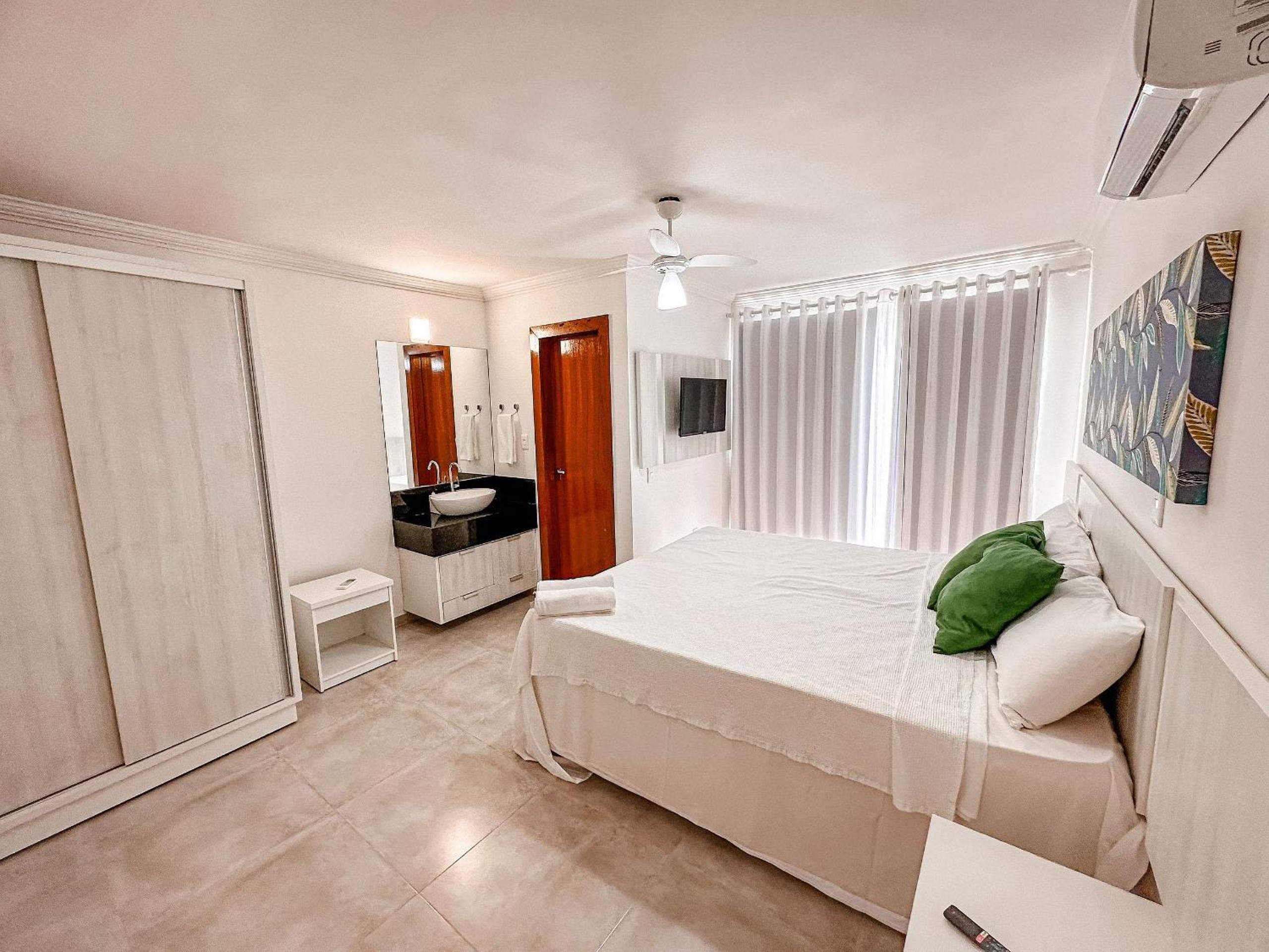 Casa toda climatizada com 2 suítes, gourmet privativo e internet 300MBPS no Residencial Monte das Oliveiras em Arraial D'Ajuda , condomínio com piscinas, s