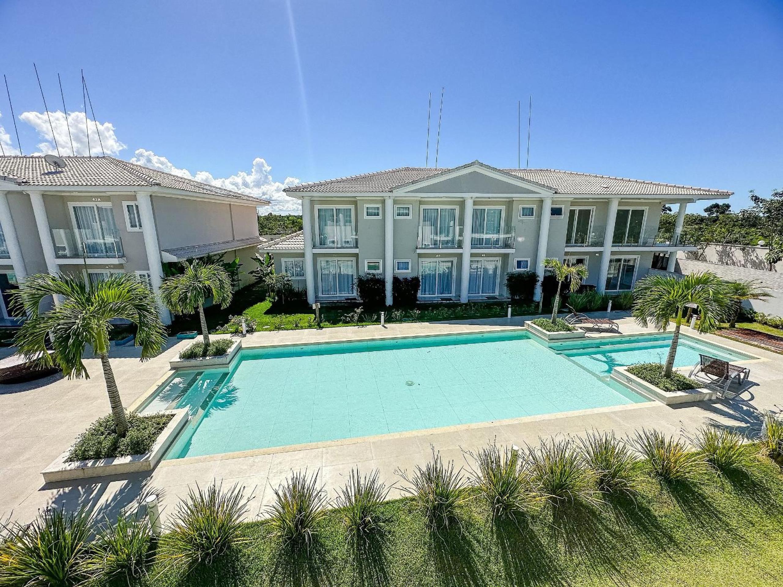 Casa toda climatizada com 2 suítes, gourmet privativo e internet 300MBPS no Residencial Monte das Oliveiras em Arraial D'Ajuda , condomínio com piscinas, s
