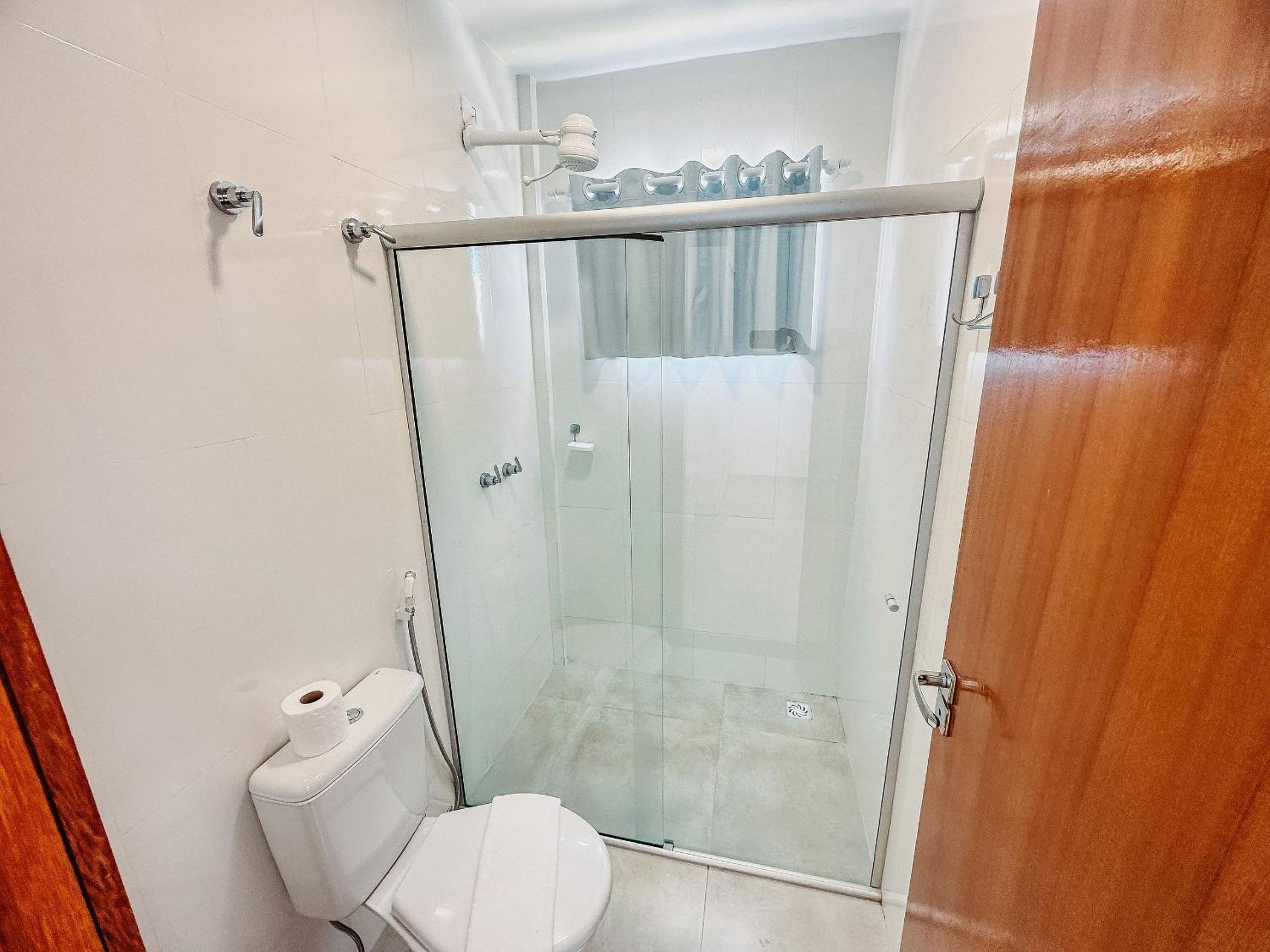 Casa toda climatizada com 2 suítes, gourmet privativo e internet 300MBPS no Residencial Monte das Oliveiras em Arraial D'Ajuda , condomínio com piscinas, s