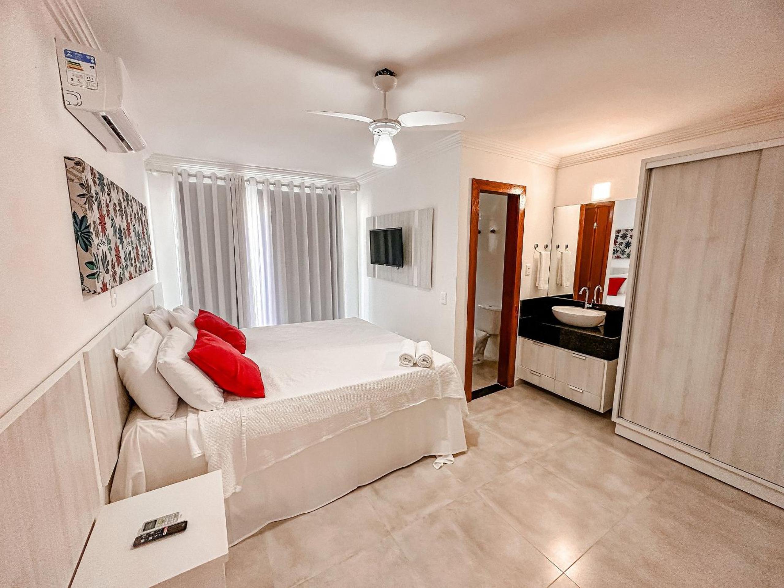 Casa toda climatizada com 2 suítes, gourmet privativo e internet 300MBPS no Residencial Monte das Oliveiras em Arraial D'Ajuda , condomínio com piscinas, s