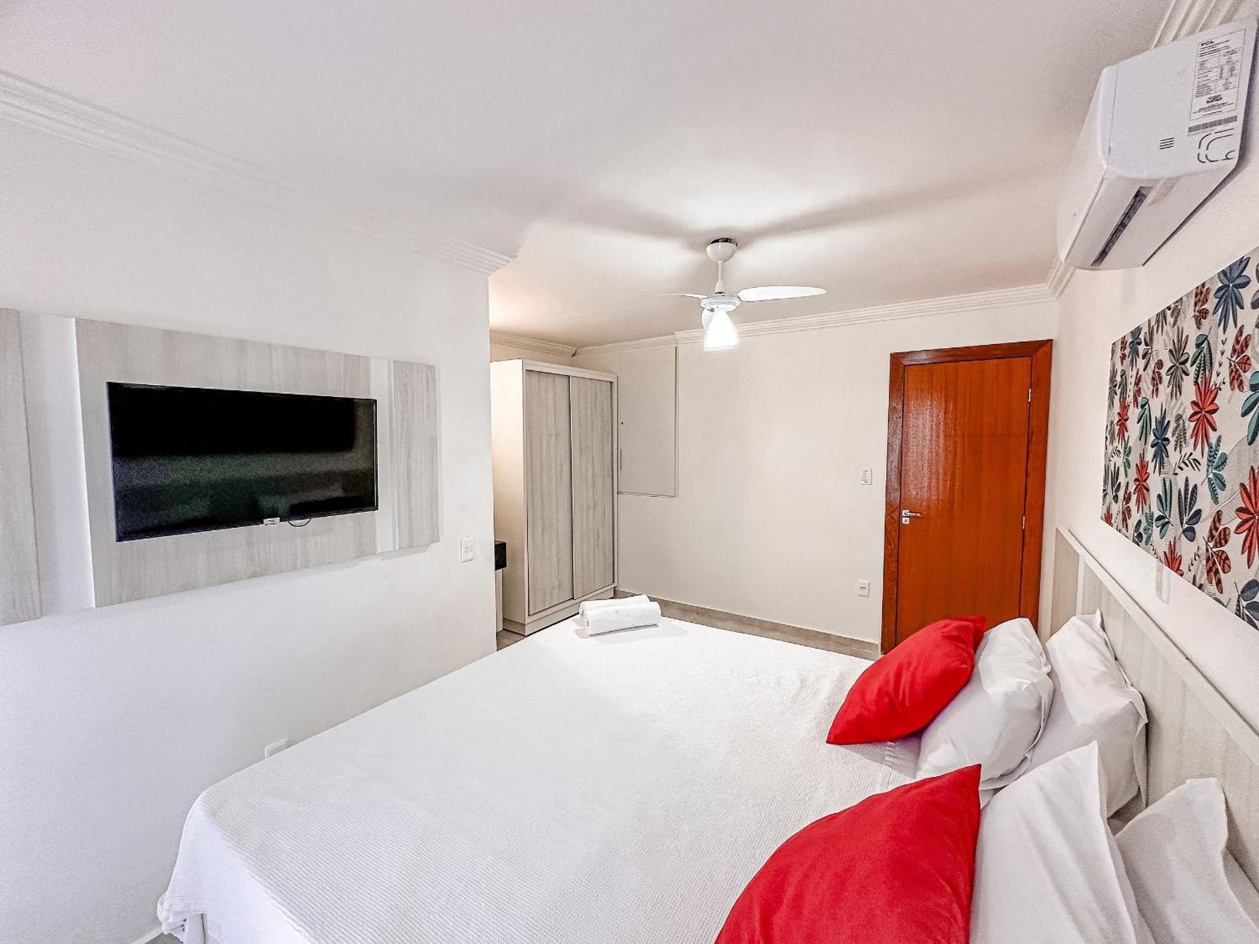 Casa toda climatizada com 2 suítes, gourmet privativo e internet 300MBPS no Residencial Monte das Oliveiras em Arraial D'Ajuda , condomínio com piscinas, s