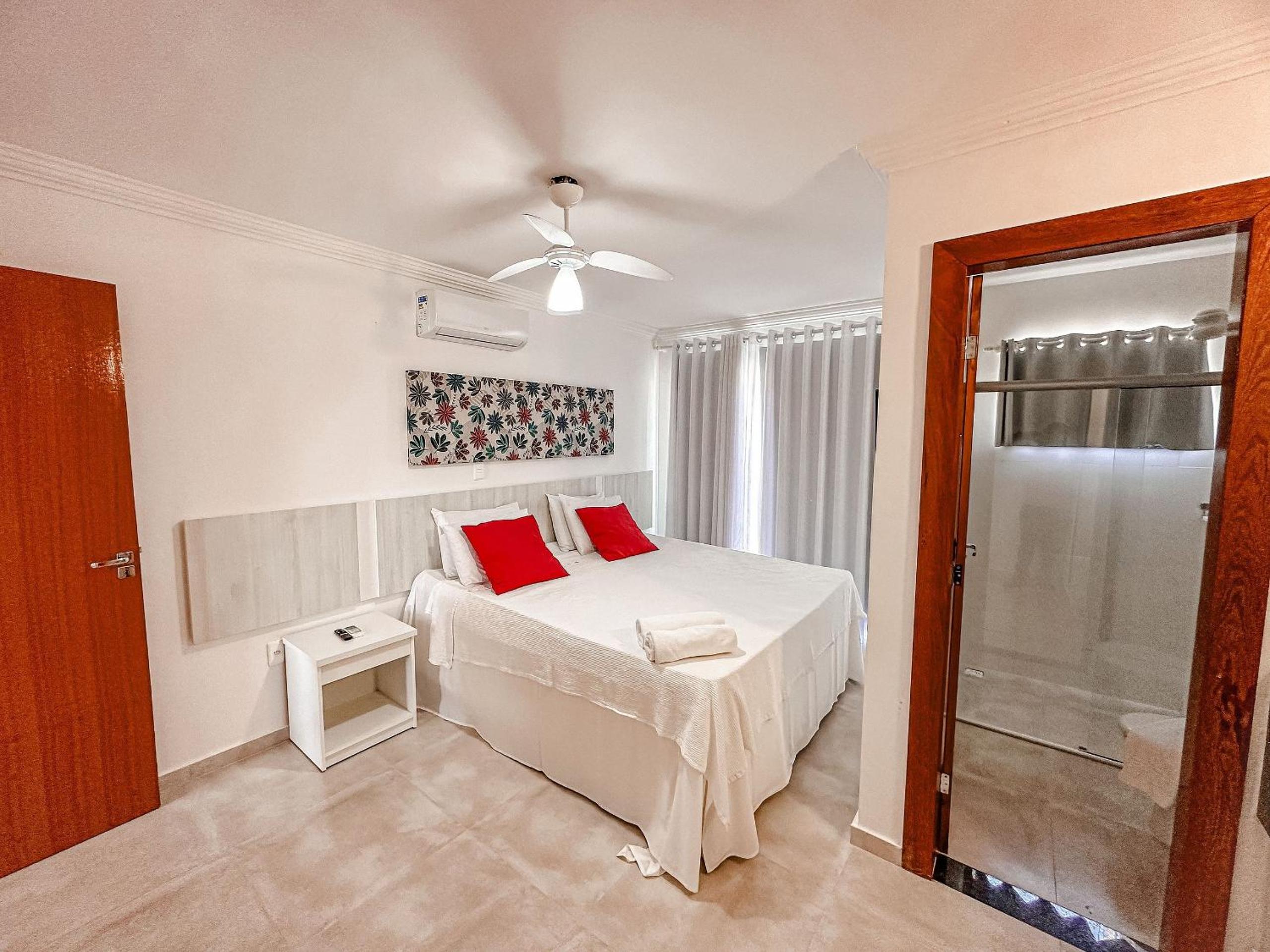 Casa toda climatizada com 2 suítes, gourmet privativo e internet 300MBPS no Residencial Monte das Oliveiras em Arraial D'Ajuda , condomínio com piscinas, s