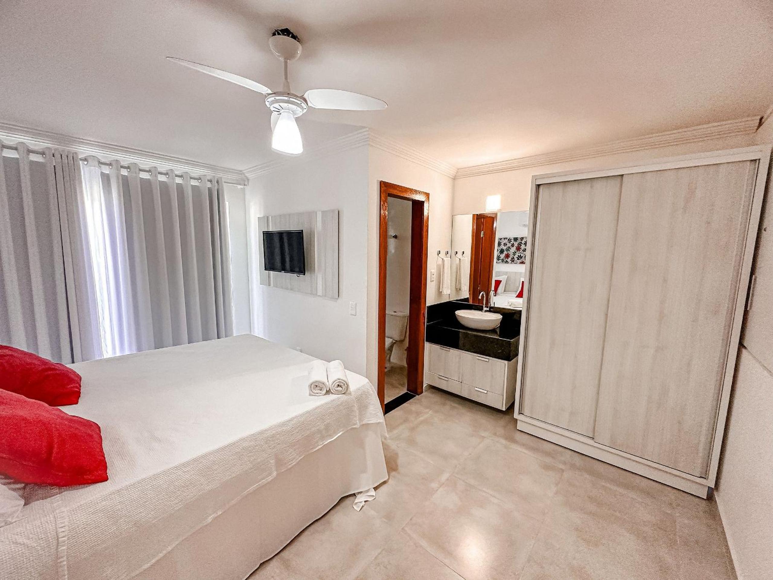 Casa toda climatizada com 2 suítes, gourmet privativo e internet 300MBPS no Residencial Monte das Oliveiras em Arraial D'Ajuda , condomínio com piscinas, s