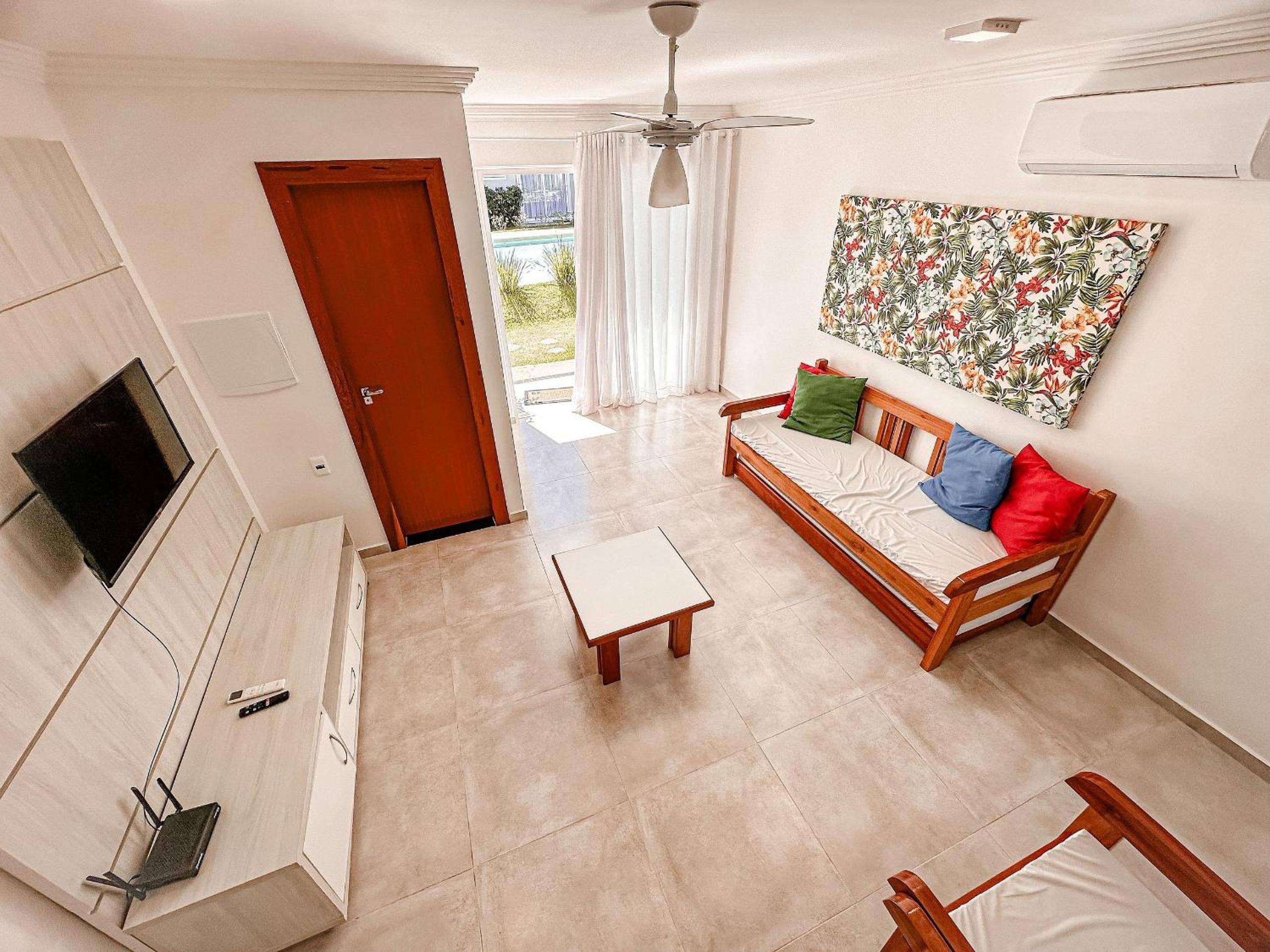 Casa toda climatizada com 2 suítes, gourmet privativo e internet 300MBPS no Residencial Monte das Oliveiras em Arraial D'Ajuda , condomínio com piscinas, s