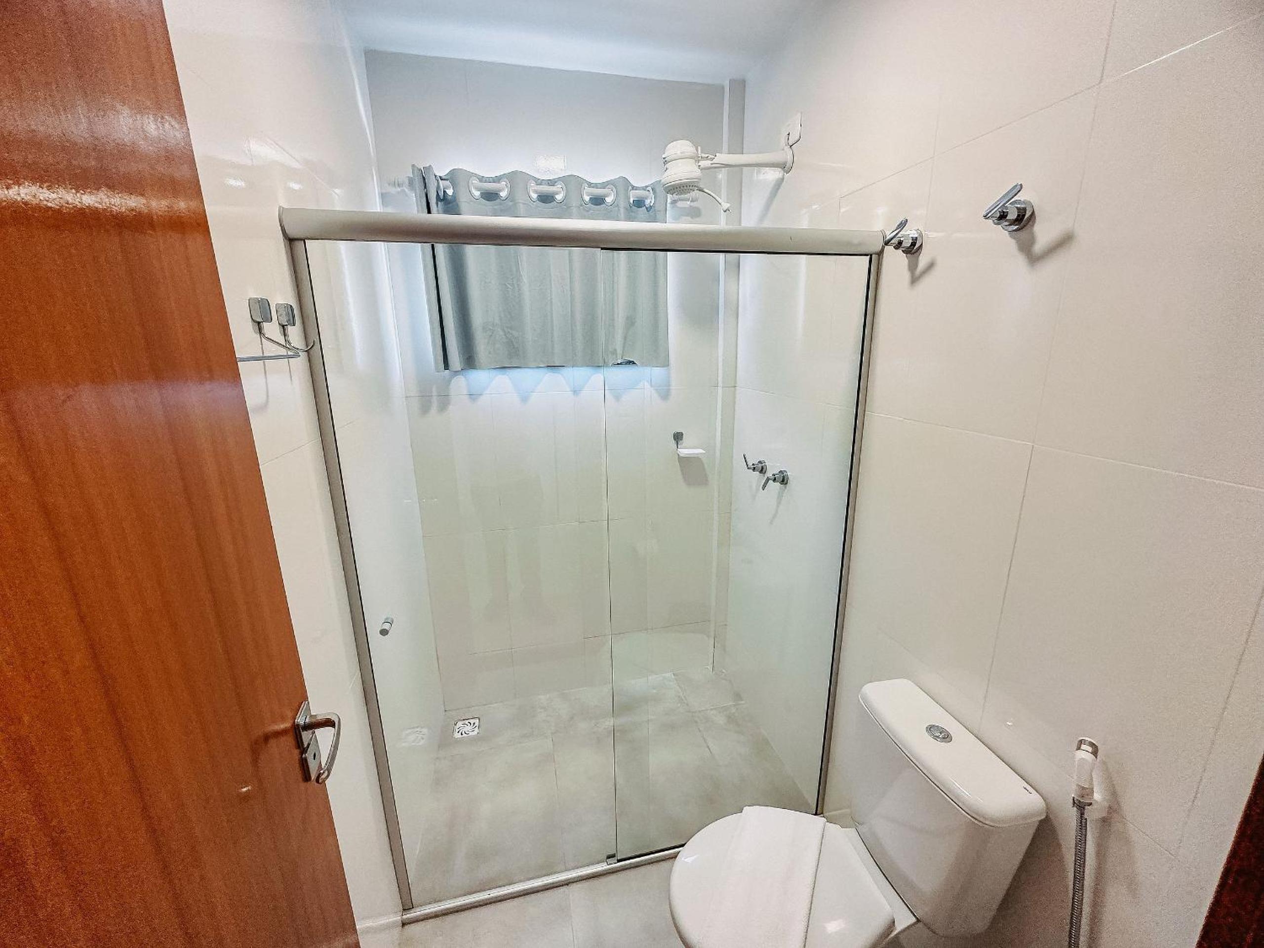 Casa toda climatizada com 2 suítes, gourmet privativo e internet 300MBPS no Residencial Monte das Oliveiras em Arraial D'Ajuda , condomínio com piscinas, s
