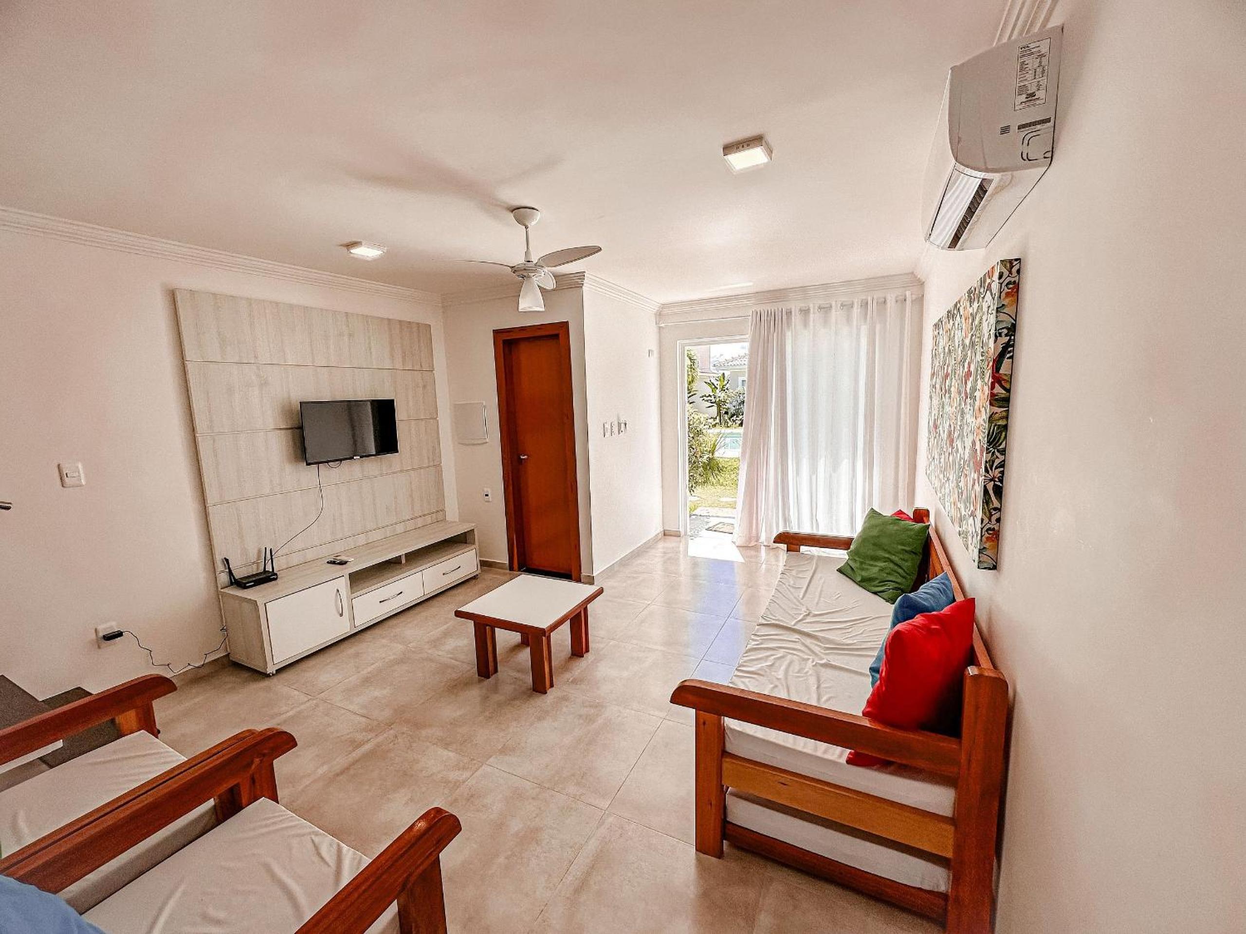 Casa toda climatizada com 2 suítes, gourmet privativo e internet 300MBPS no Residencial Monte das Oliveiras em Arraial D'Ajuda , condomínio com piscinas, s