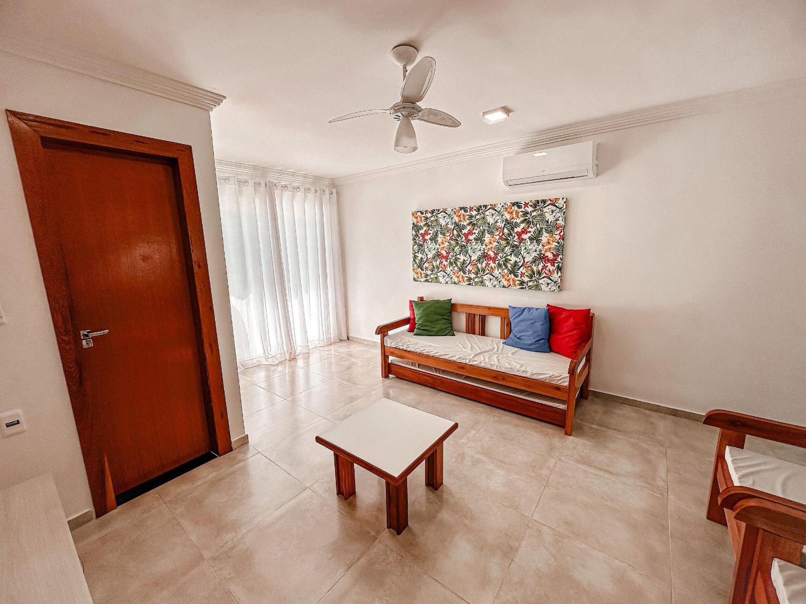 Casa toda climatizada com 2 suítes, gourmet privativo e internet 300MBPS no Residencial Monte das Oliveiras em Arraial D'Ajuda , condomínio com piscinas, s