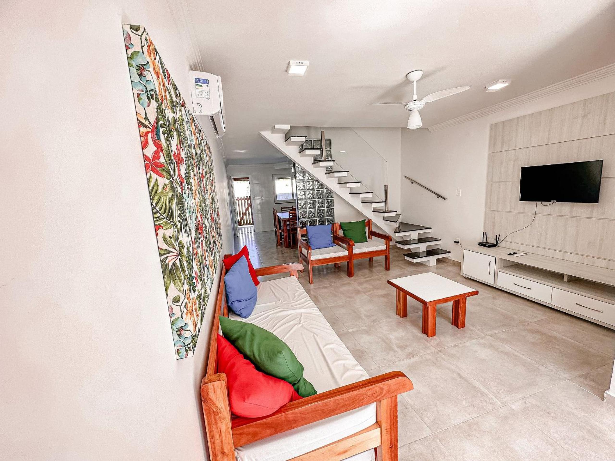 Casa toda climatizada com 2 suítes, gourmet privativo e internet 300MBPS no Residencial Monte das Oliveiras em Arraial D'Ajuda , condomínio com piscinas, s