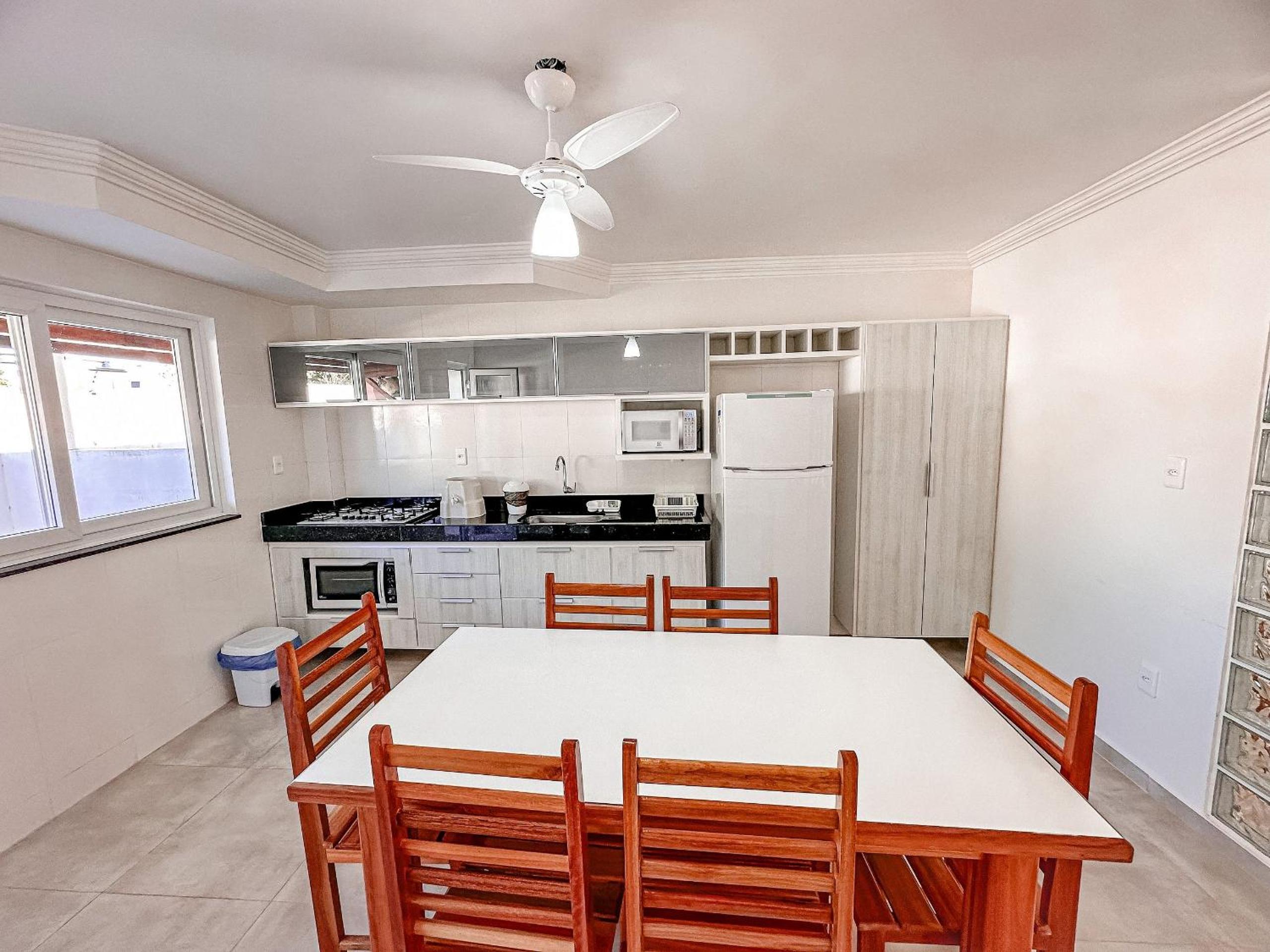 Casa toda climatizada com 2 suítes, gourmet privativo e internet 300MBPS no Residencial Monte das Oliveiras em Arraial D'Ajuda , condomínio com piscinas, s