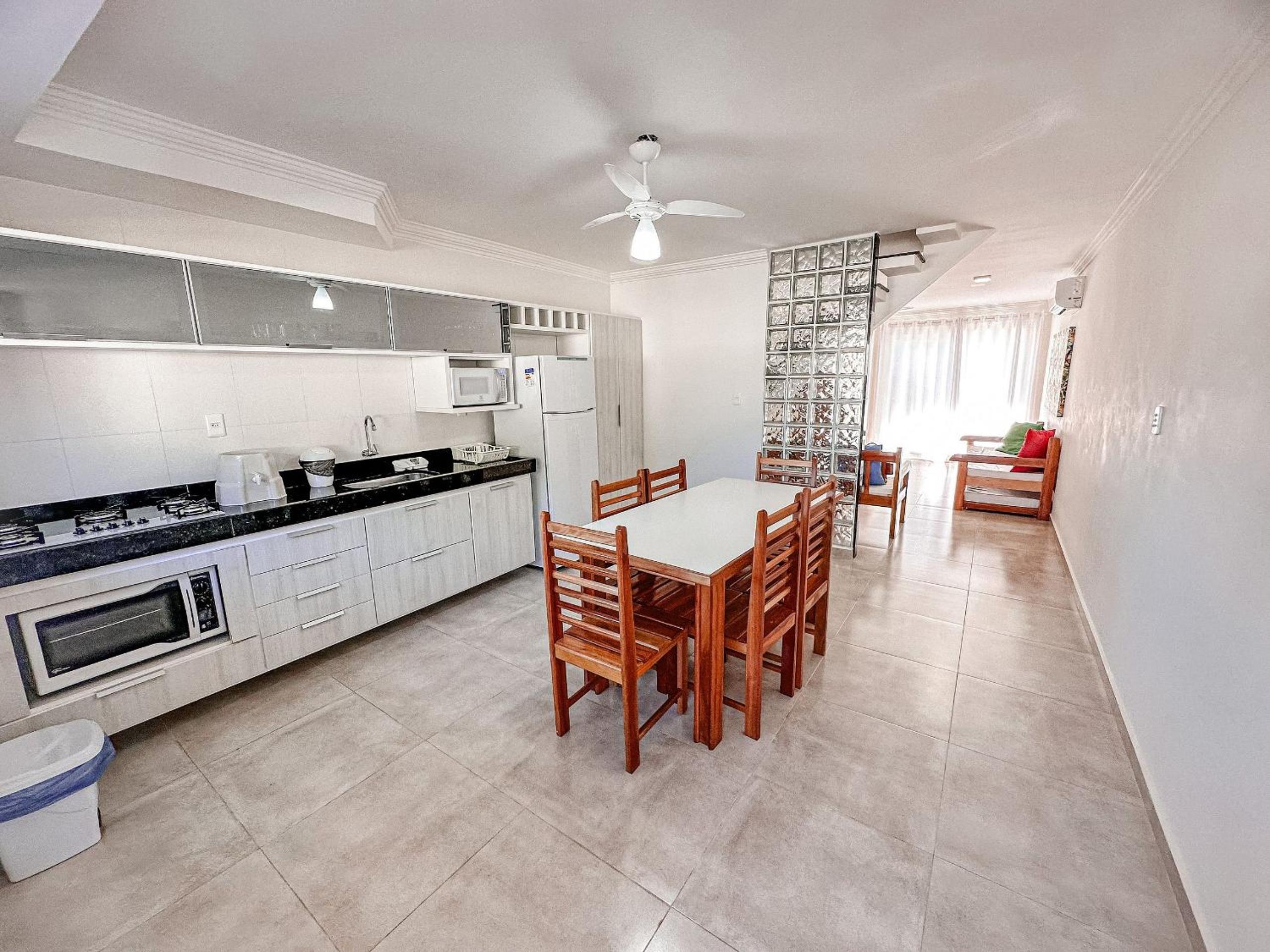 Casa toda climatizada com 2 suítes, gourmet privativo e internet 300MBPS no Residencial Monte das Oliveiras em Arraial D'Ajuda , condomínio com piscinas, s