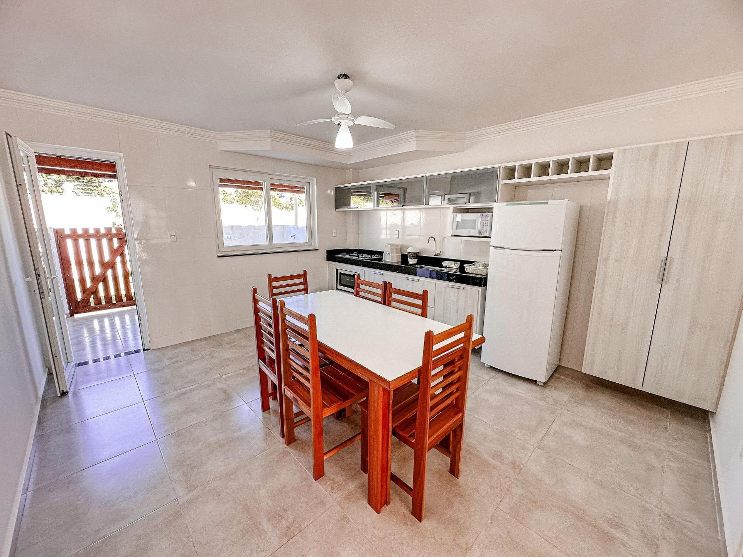 Casa toda climatizada com 2 suítes, gourmet privativo e internet 300MBPS no Residencial Monte das Oliveiras em Arraial D'Ajuda , condomínio com piscinas, s