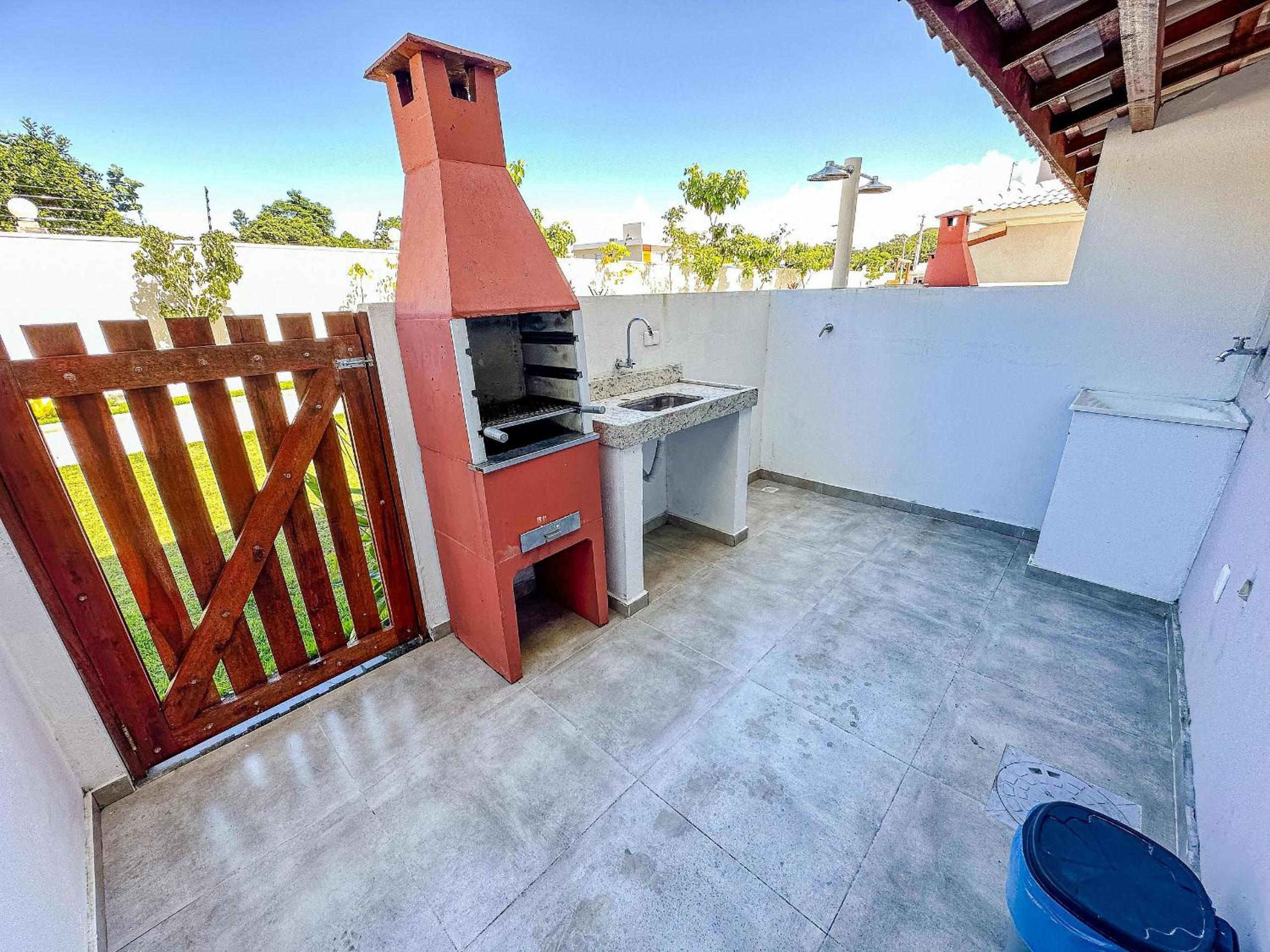 Casa toda climatizada com 2 suítes, gourmet privativo e internet 300MBPS no Residencial Monte das Oliveiras em Arraial D'Ajuda , condomínio com piscinas, s