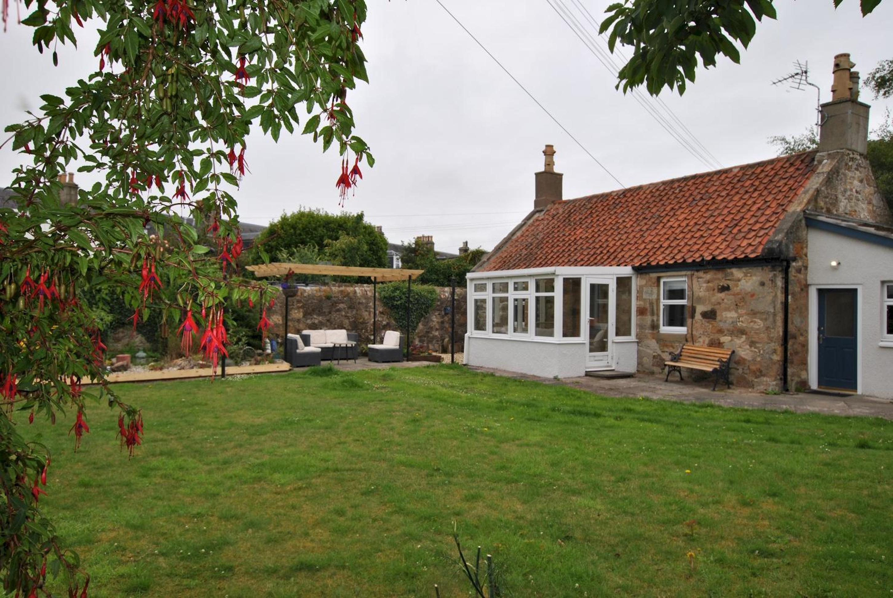 Carpenters Cottage- coastal stay with garden view 2
