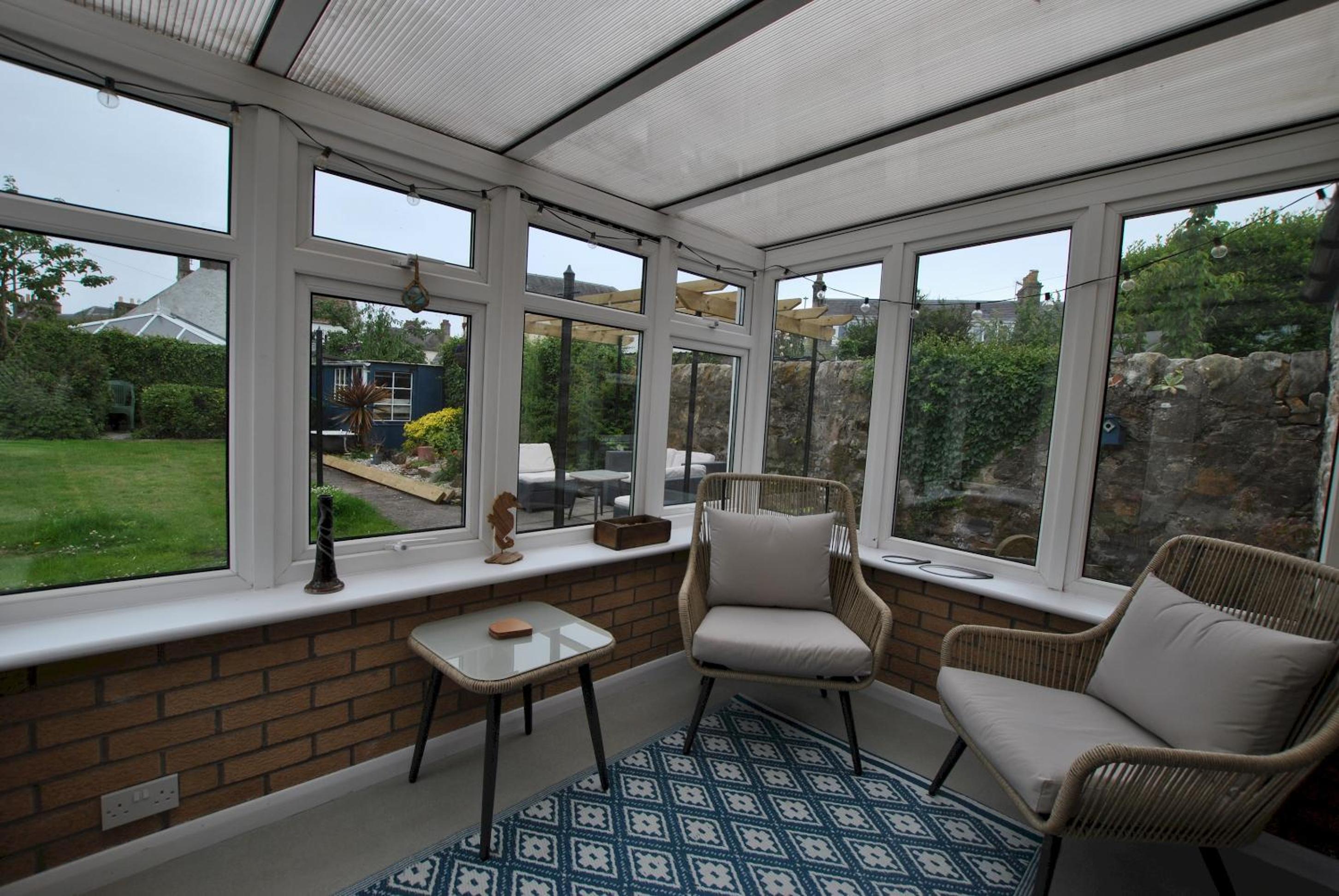 Carpenters Cottage- coastal stay with garden view 4