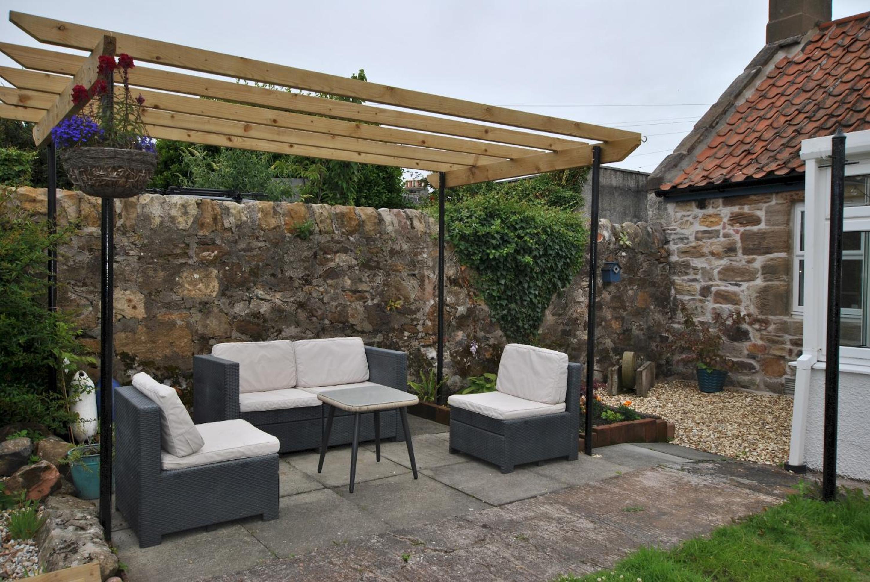 Carpenters Cottage- coastal stay with garden view 5