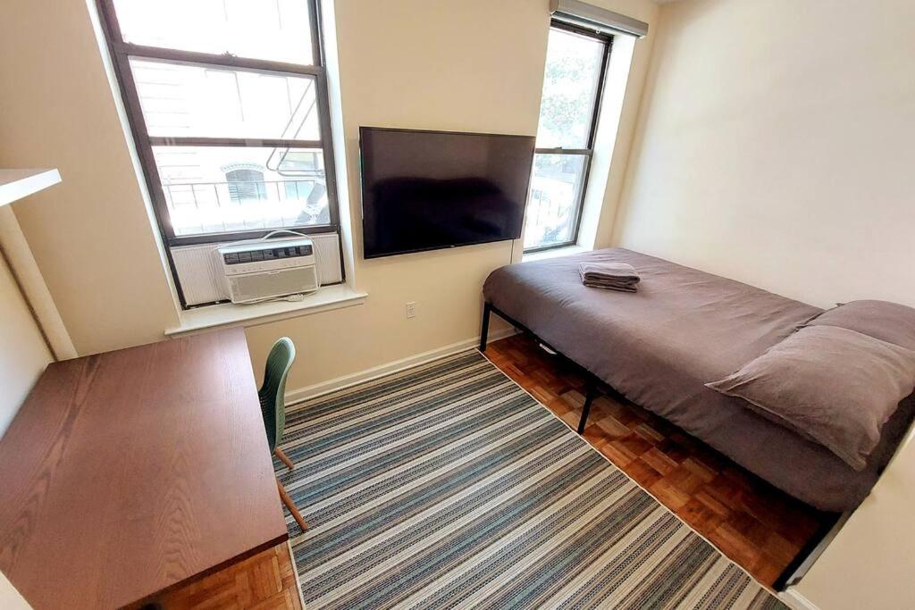 ✪ Large 2 Bedrooms ✪ Queen Beds ✪ Work Stations