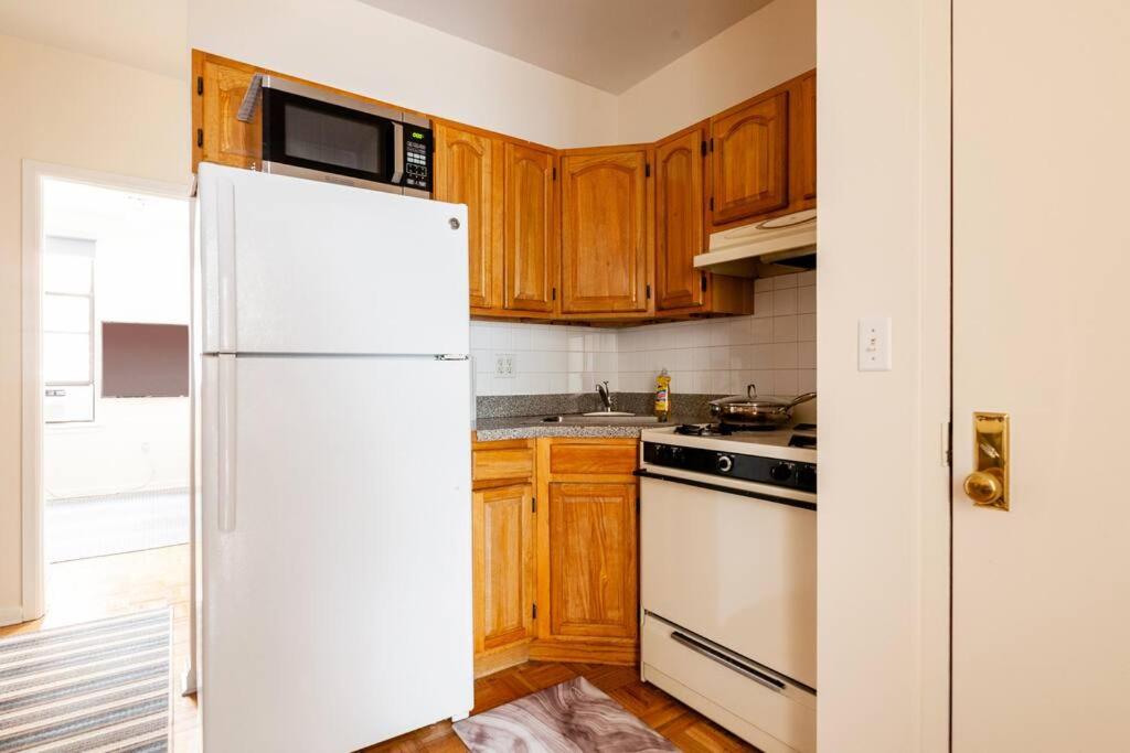 ✪ Large 2 Bedrooms ✪ Queen Beds ✪ Work Stations