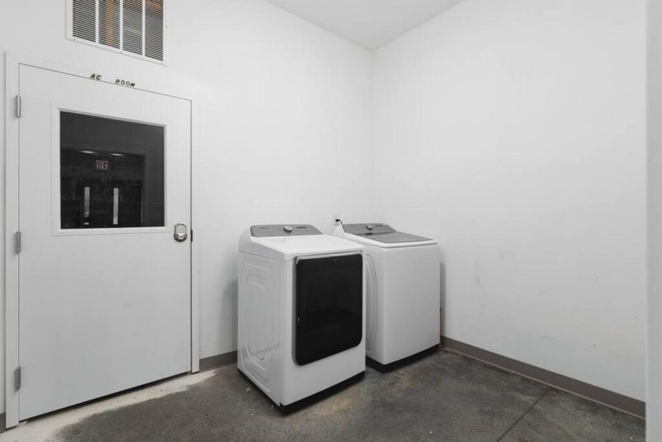 Modern Comfort Condo Only 2 Mile to Downtown Broadway view 5