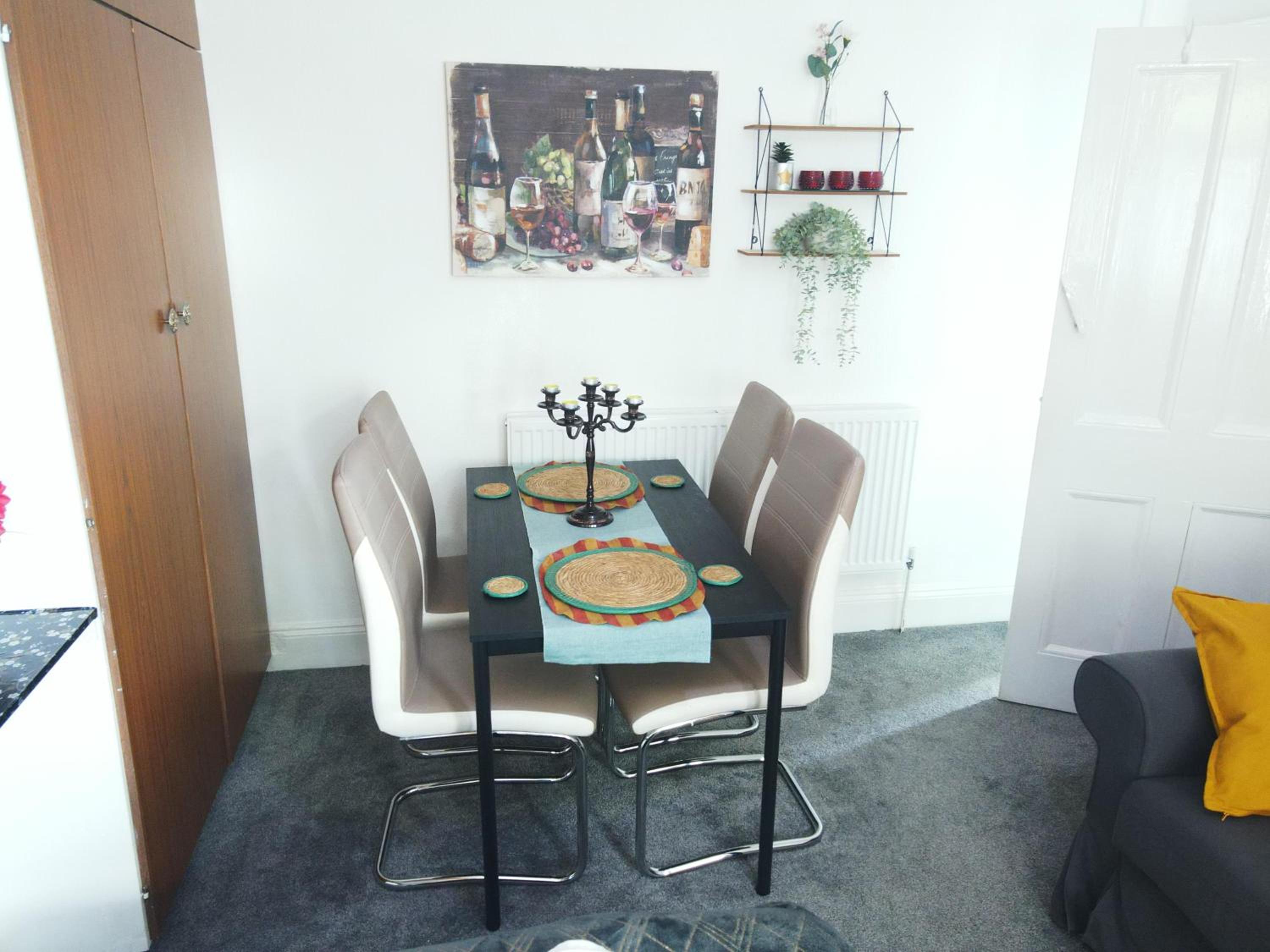 Apartment - Sleeps 5 & On-site Parking