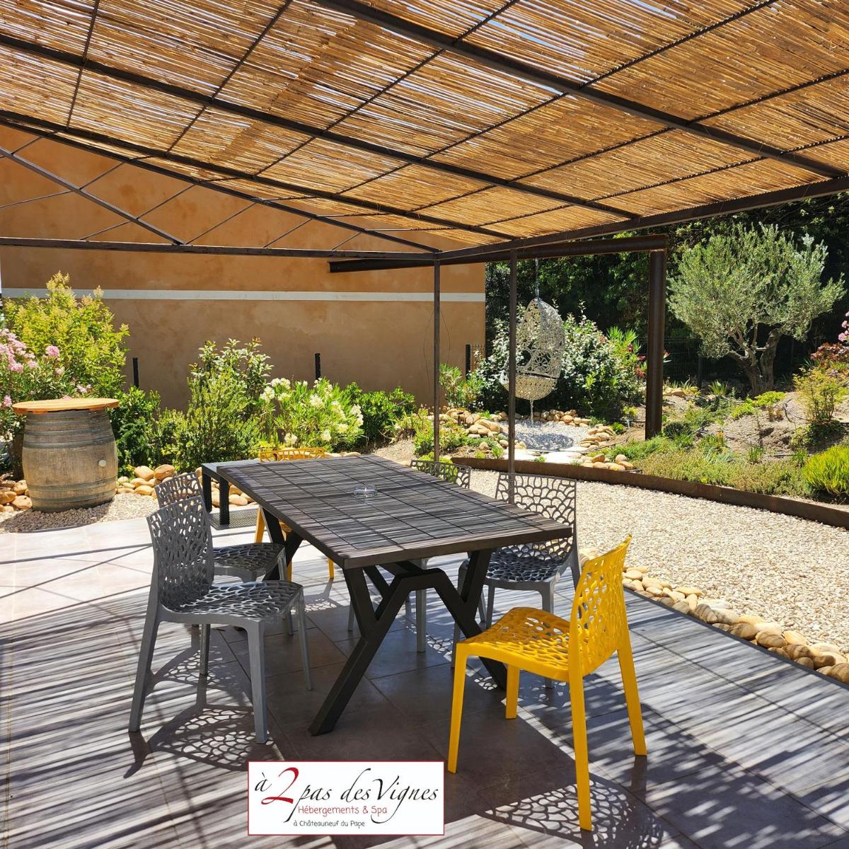 Hotel A 2 pas des vignes, hébergements et Spa, maison numéro 11 à Châteauneuf du Pape - Image 1