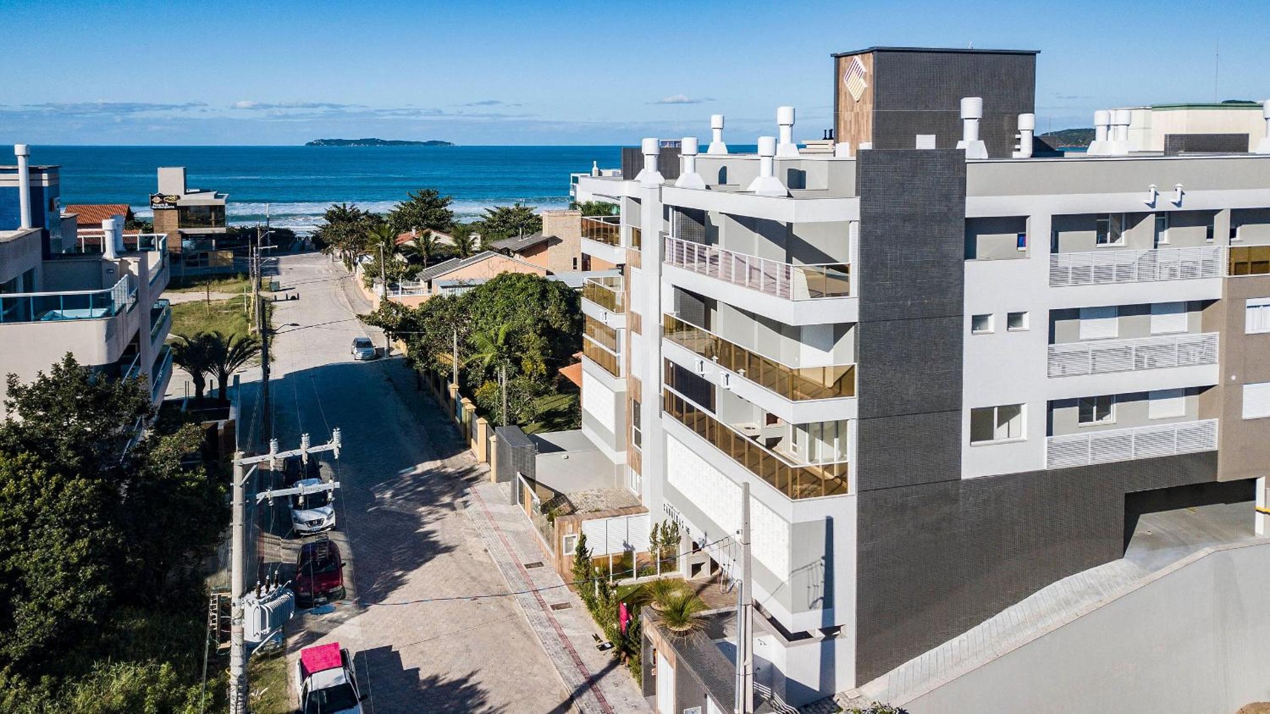 Caraíbas 202 – Lindíssimo Apartamento em Canto Grande, a 120 Metros do Mar - Piscina térreo.