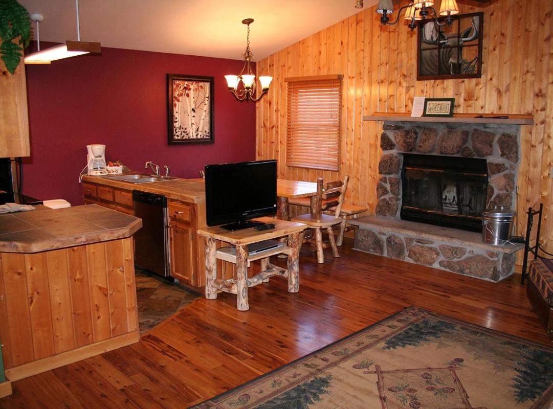 Lazy R Cottages- 17 cabin view 4