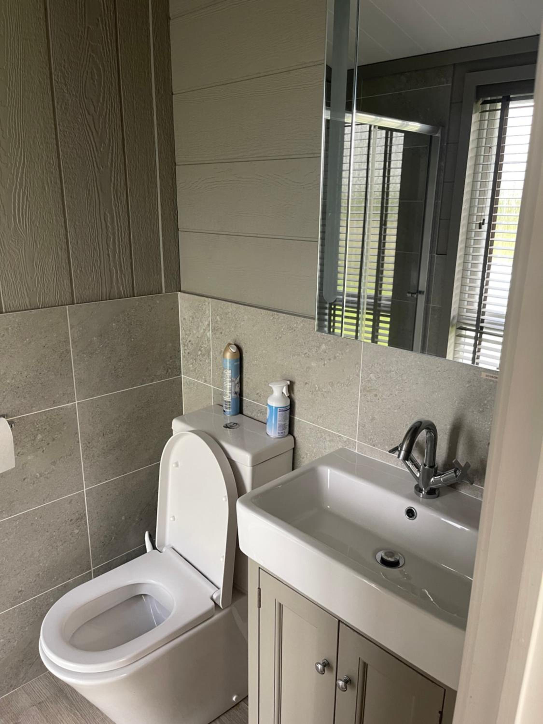 Glasshouse hot tub lodge