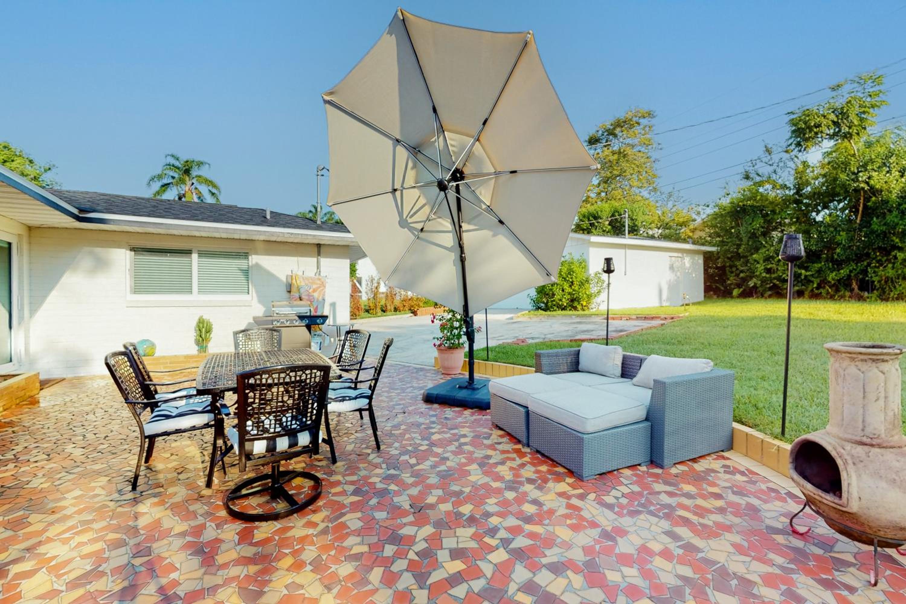 Steps to Lake Hollingsworth! Dog-Friendly Retreat