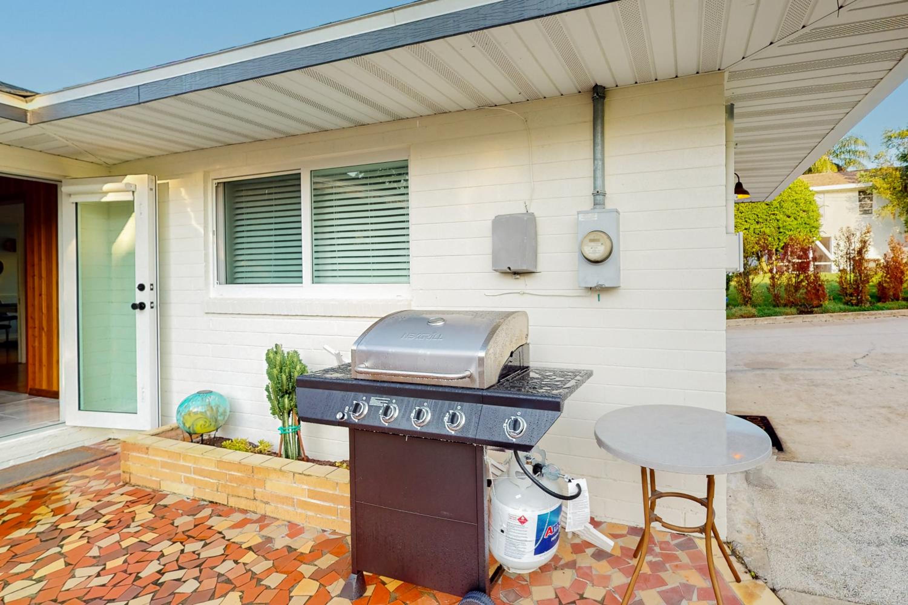 Steps to Lake Hollingsworth! Dog-Friendly Retreat