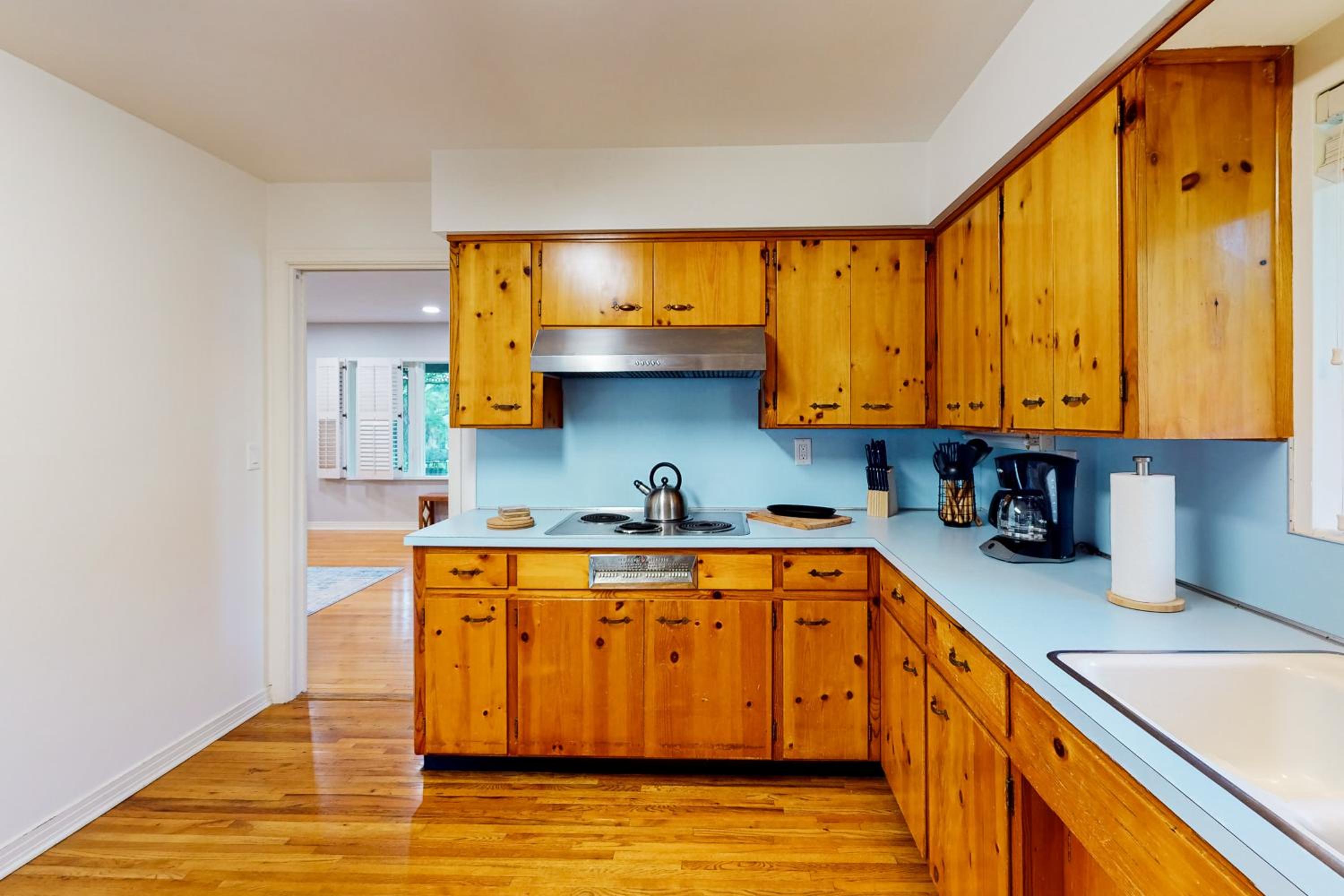 Steps to Lake Hollingsworth! Dog-Friendly Retreat