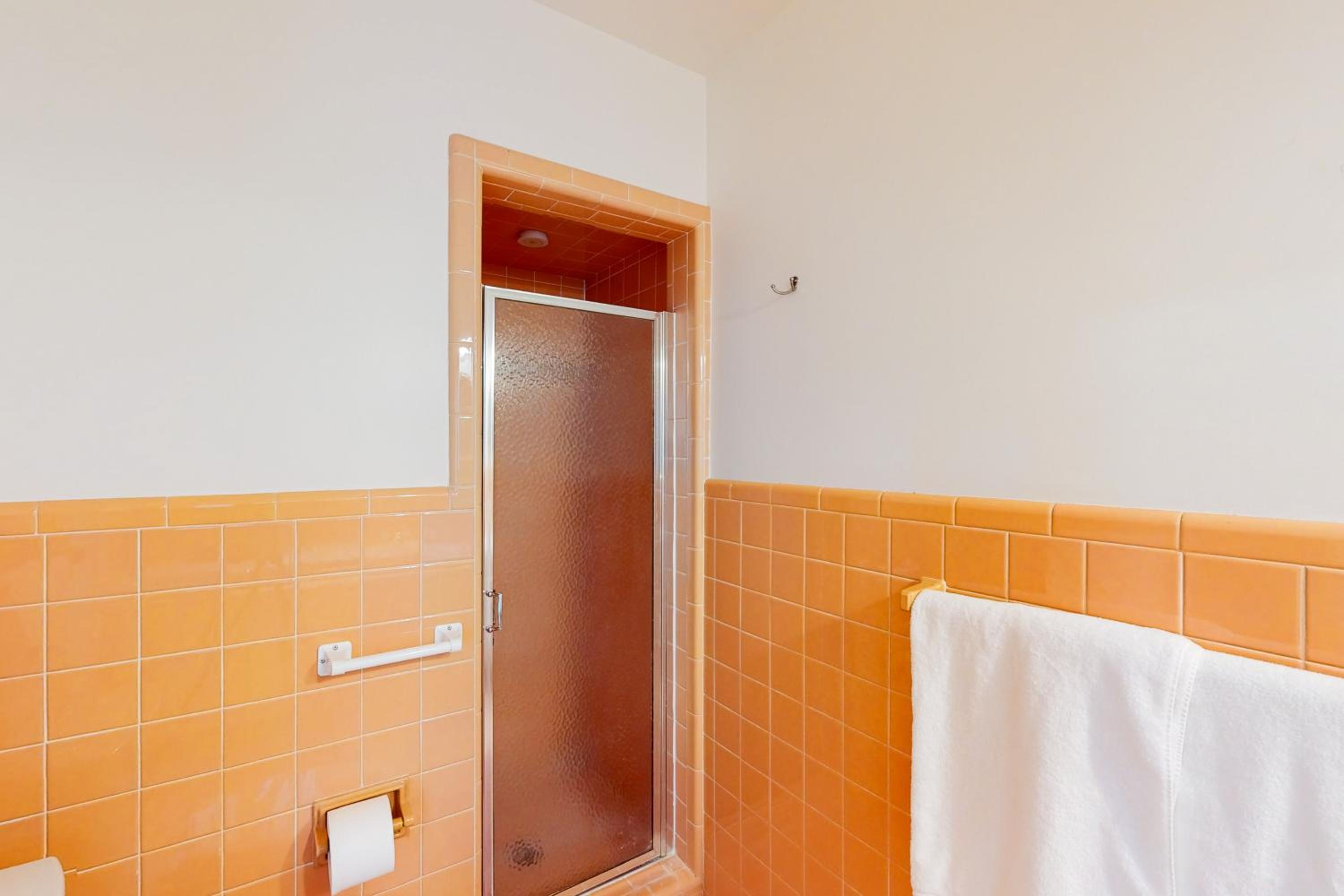 Steps to Lake Hollingsworth! Dog-Friendly Retreat