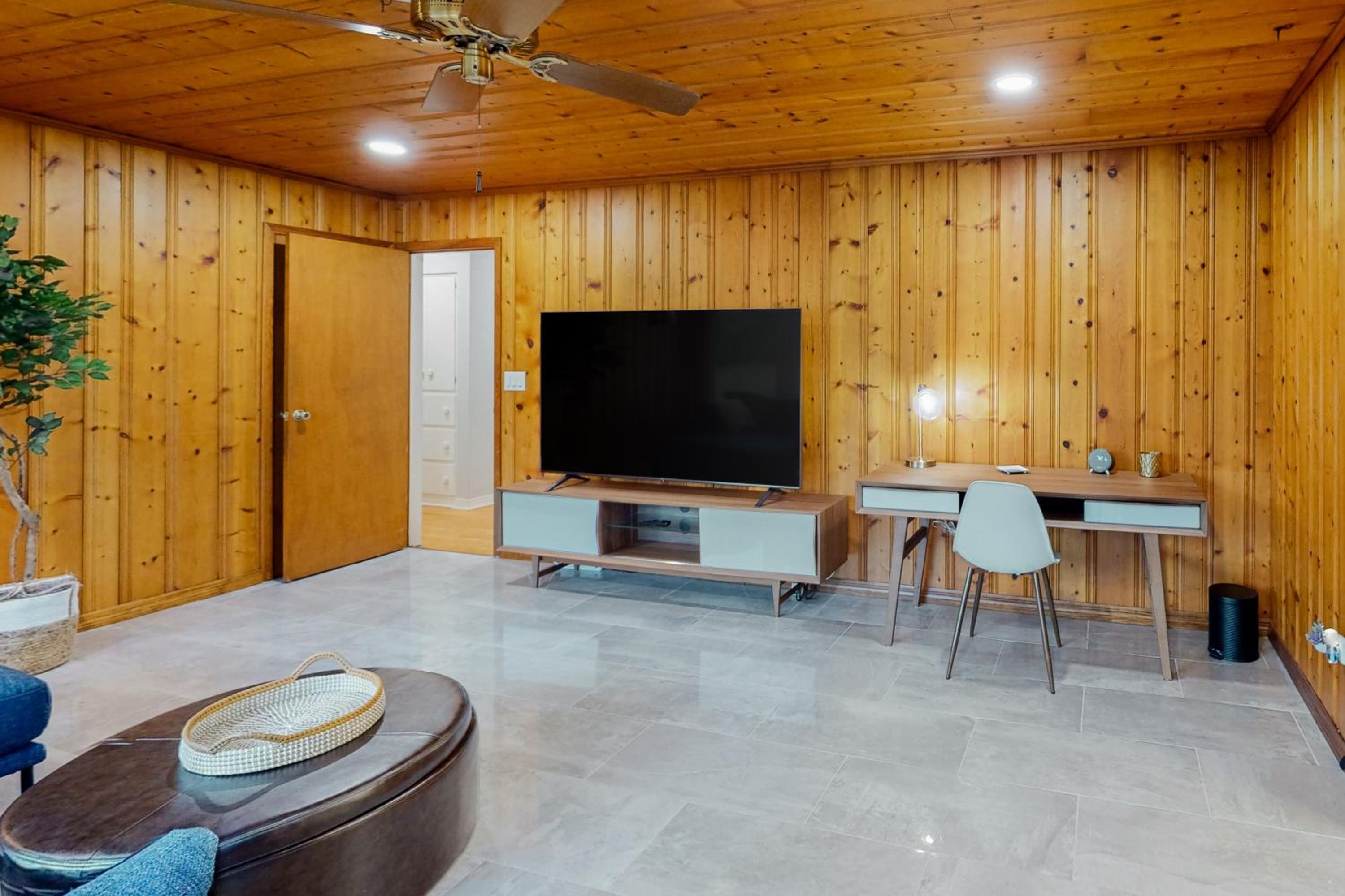 Steps to Lake Hollingsworth! Dog-Friendly Retreat