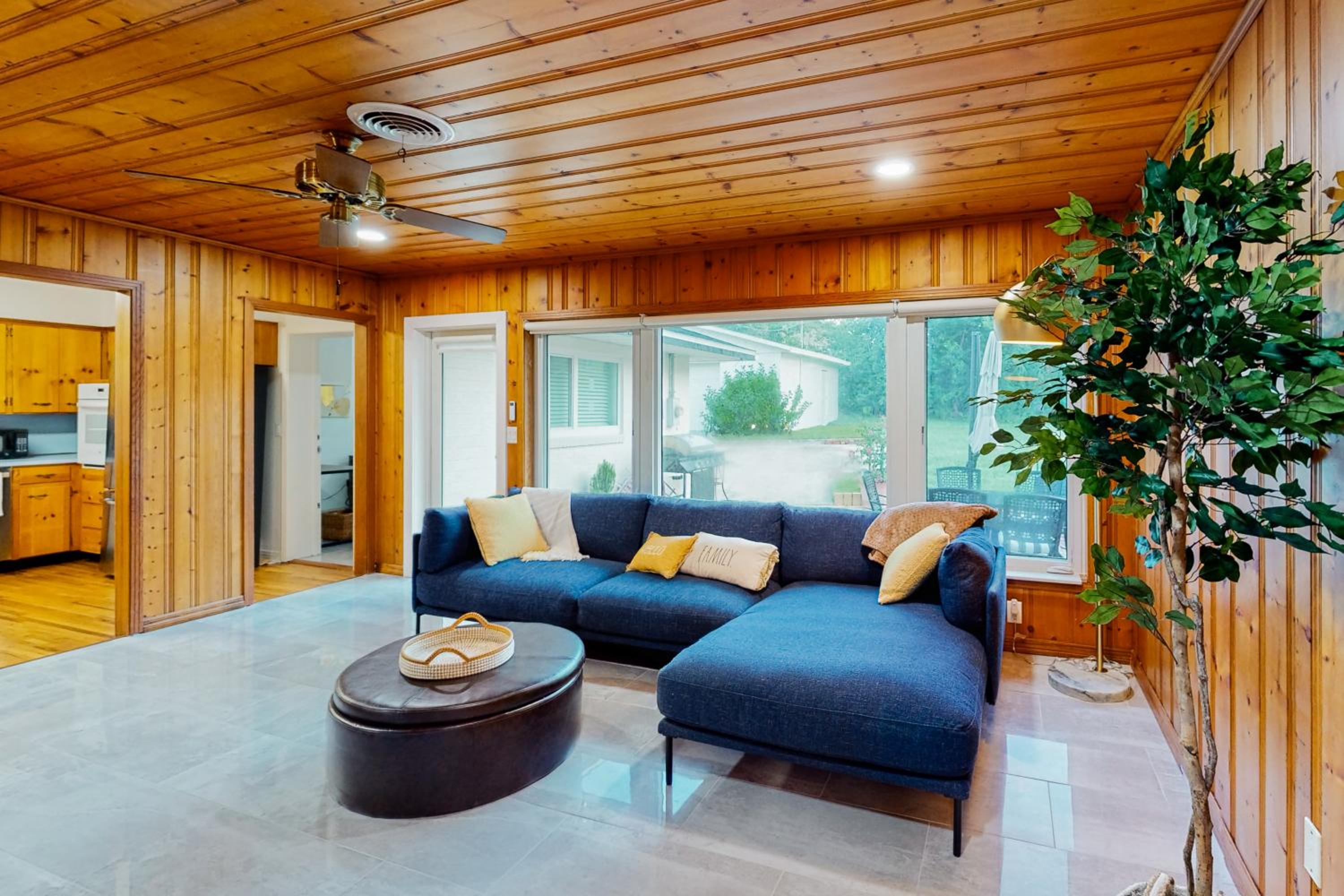Steps to Lake Hollingsworth! Dog-Friendly Retreat