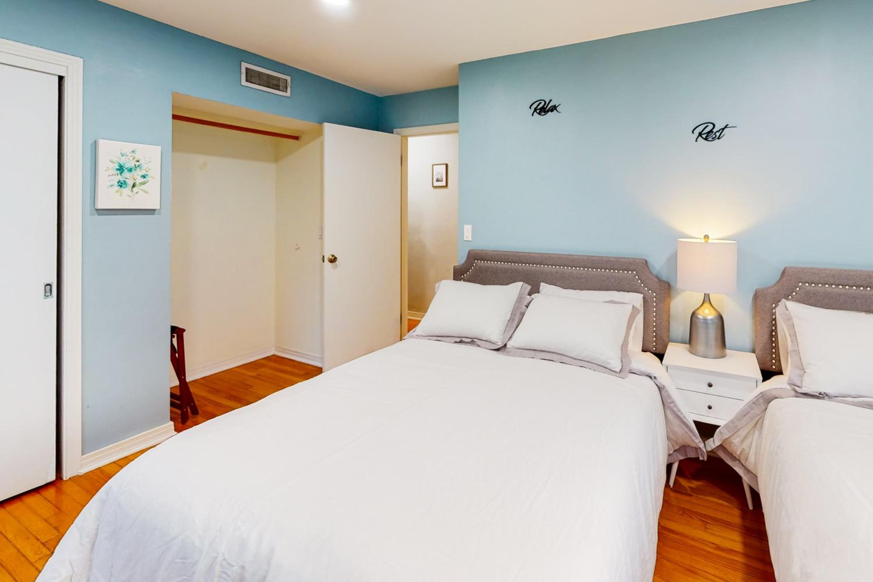 Steps to Lake Hollingsworth! Dog-Friendly Retreat