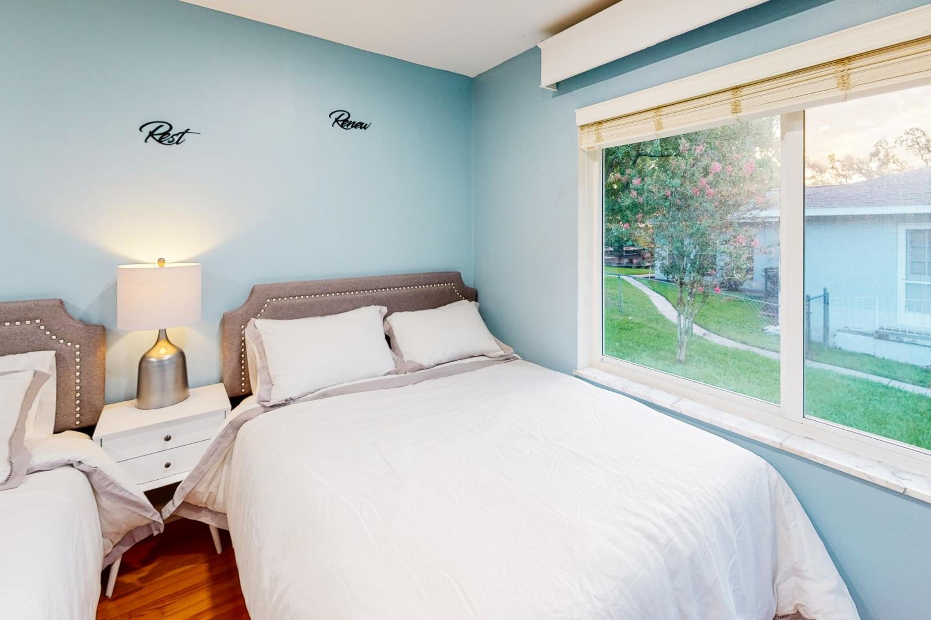 Steps to Lake Hollingsworth! Dog-Friendly Retreat