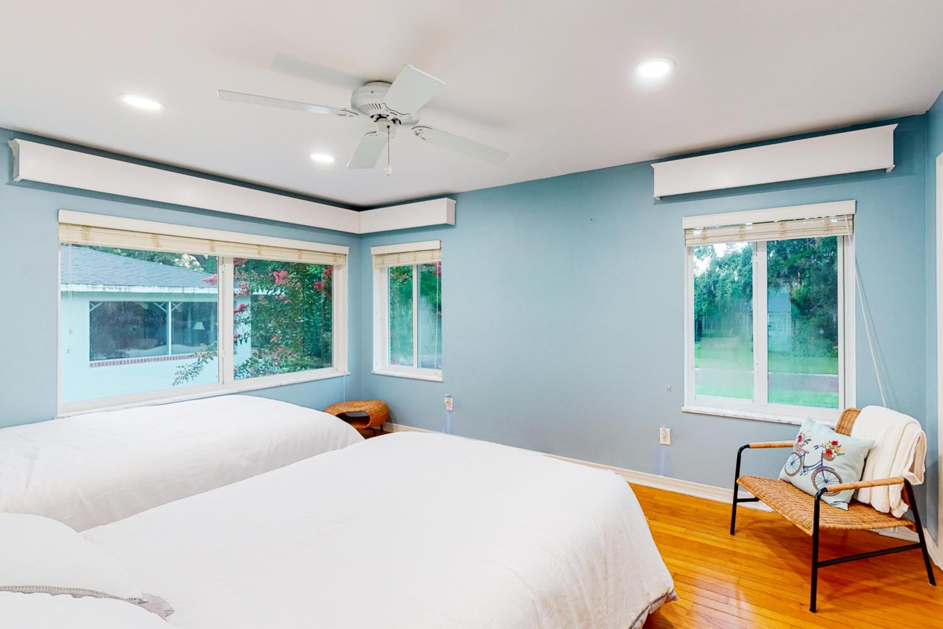 Steps to Lake Hollingsworth! Dog-Friendly Retreat