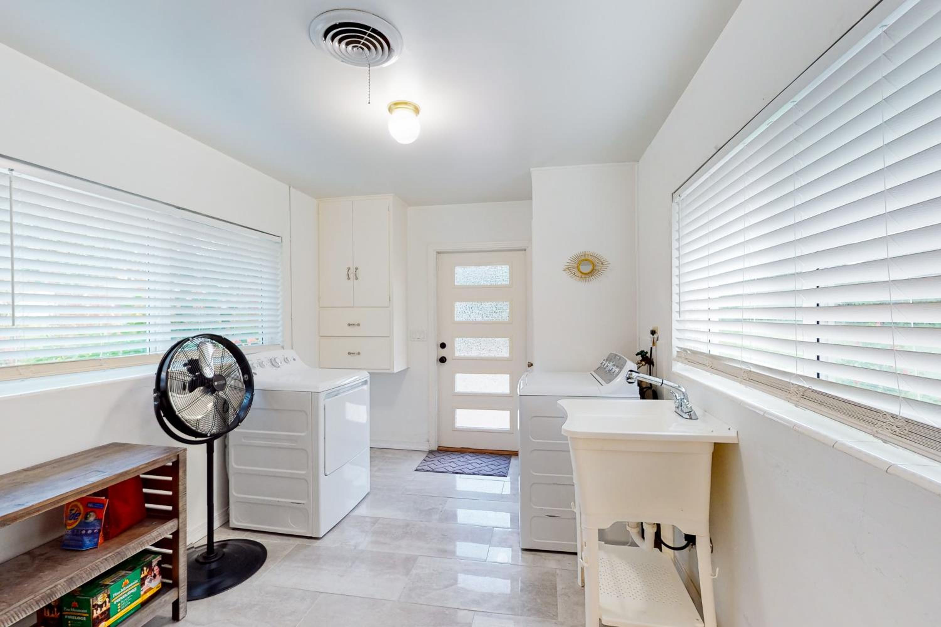 Steps to Lake Hollingsworth! Dog-Friendly Retreat