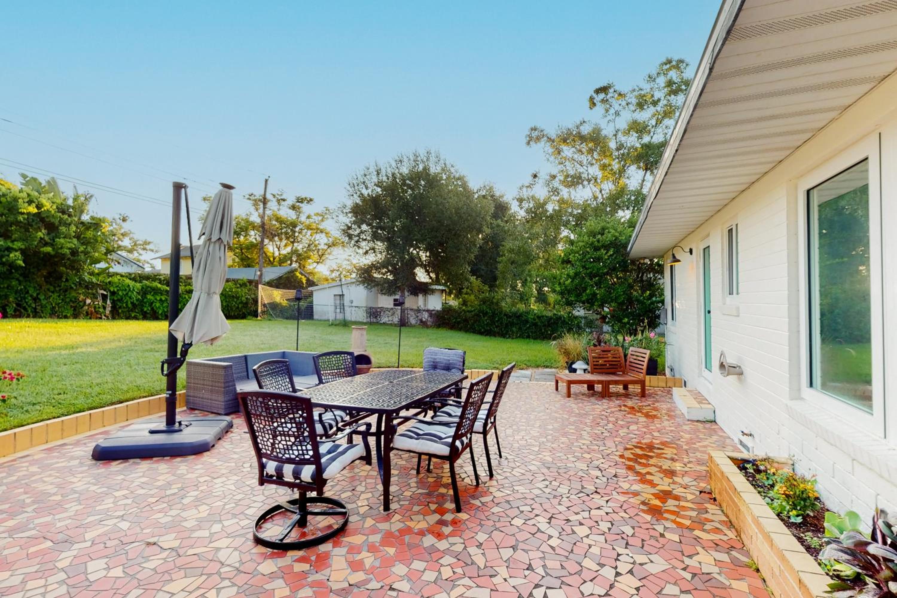 Steps to Lake Hollingsworth! Dog-Friendly Retreat