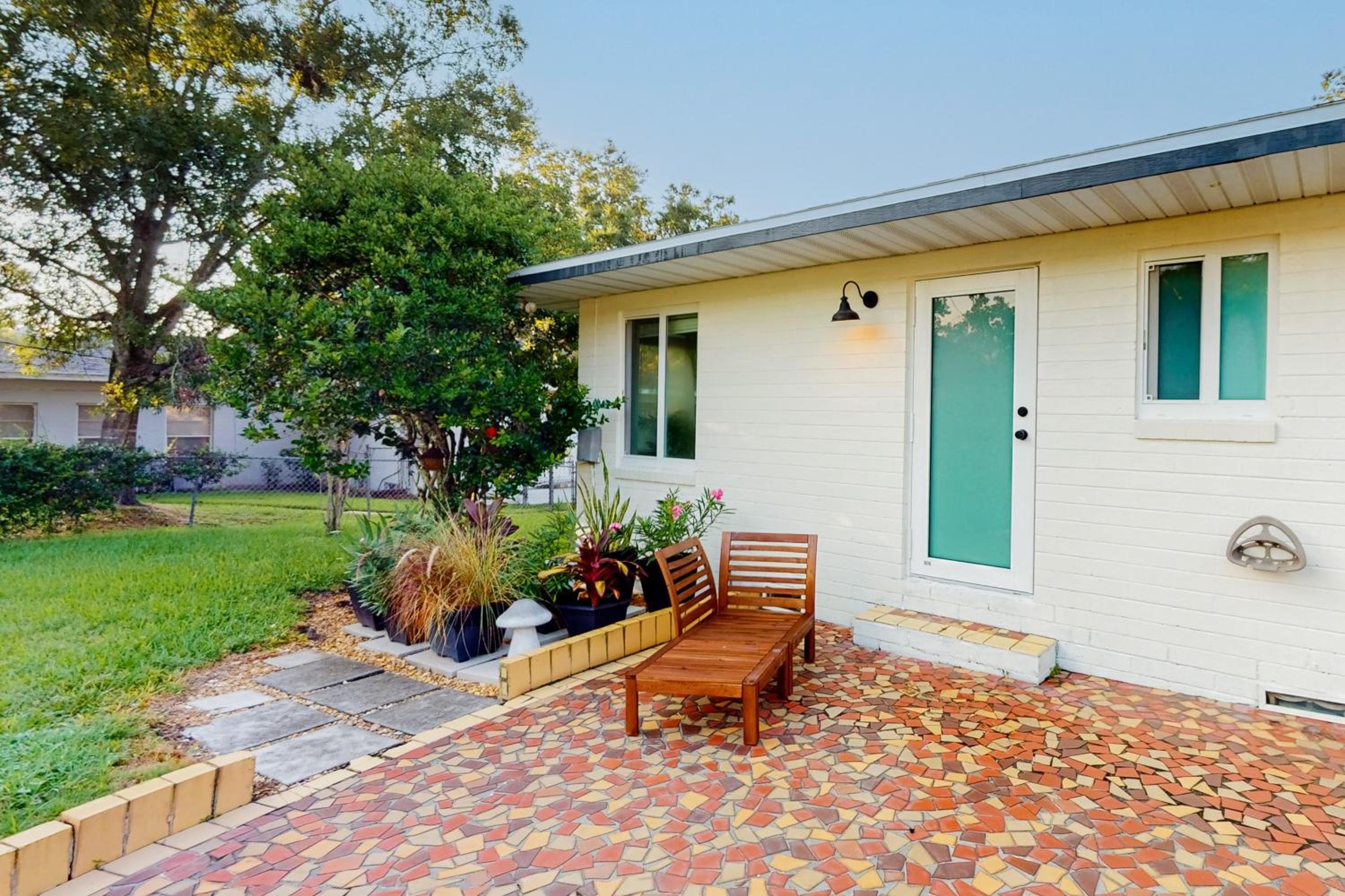 Steps to Lake Hollingsworth! Dog-Friendly Retreat