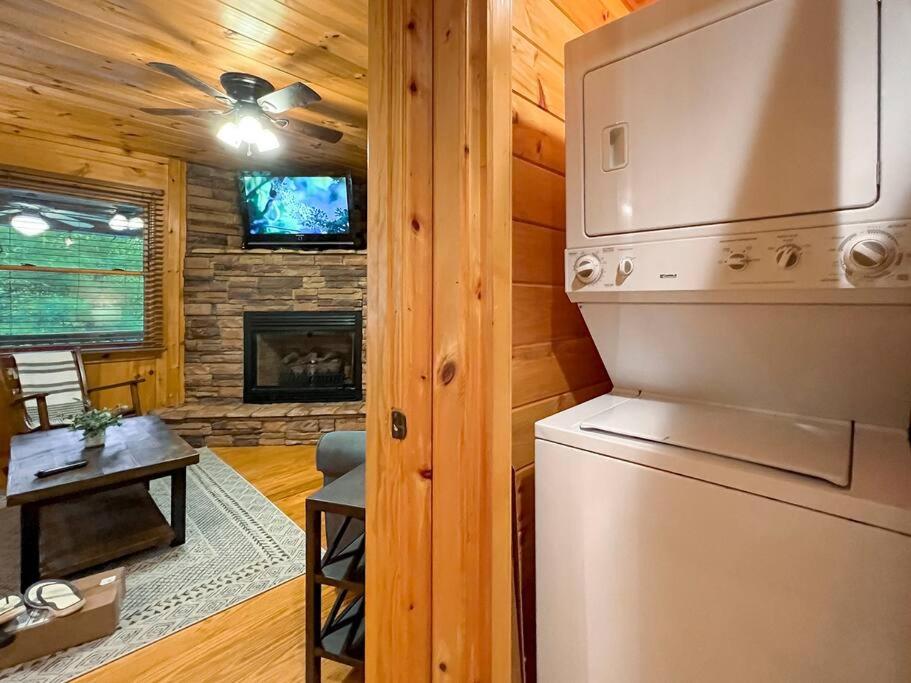 Fun Woodsy Cabin! Hot Tub, Game Room, Fire Pit! view 4