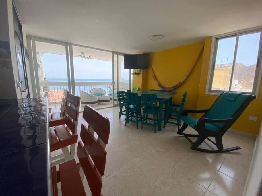 Lujoso, frente a la playa, con terraza y vista al mar .